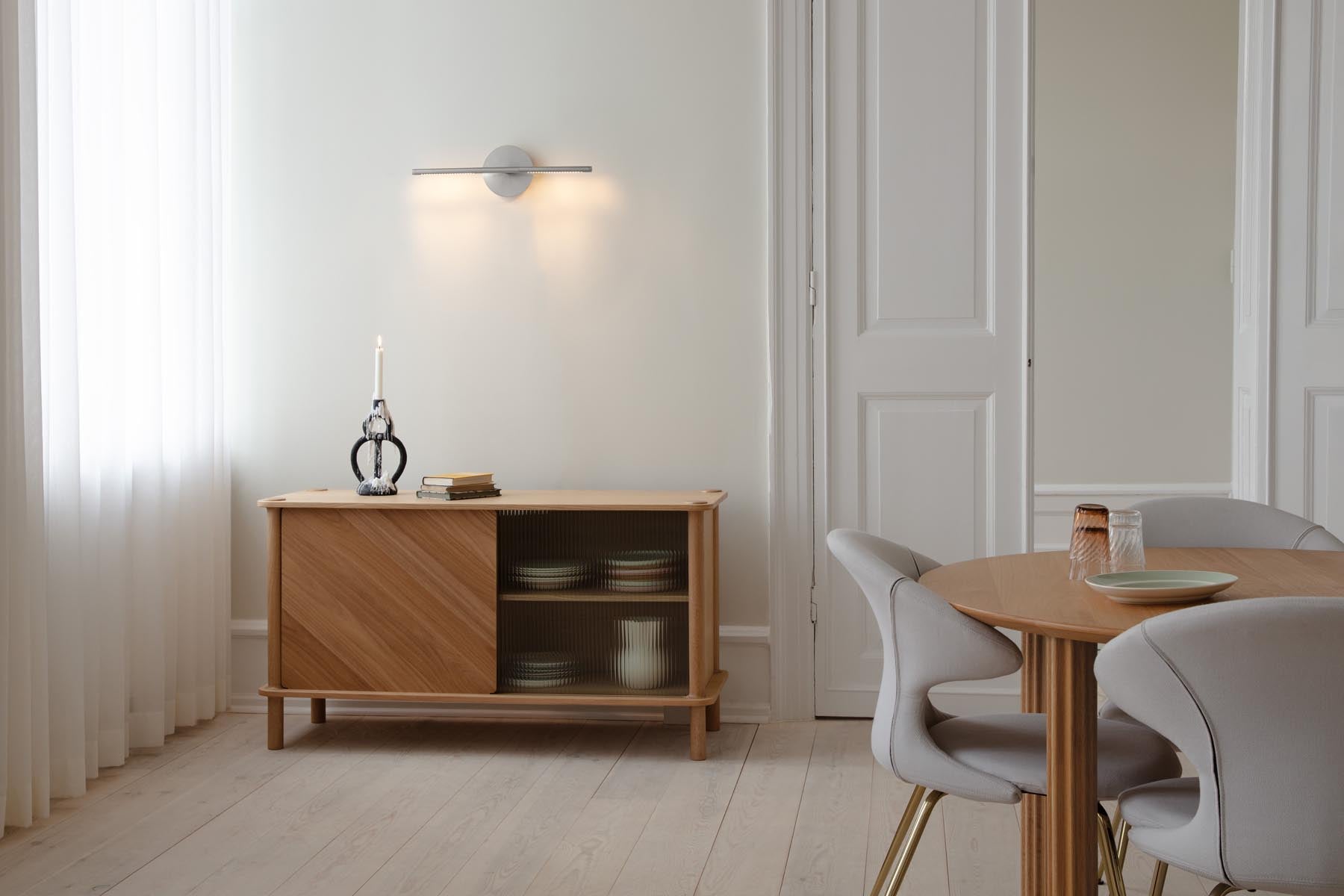 Moderne Omni Wall Wandleuchte von Umage, gefertigt aus robustem Stahl, ideal für stilvolle Innenräume und stimmungsvolle Beleuchtung.
