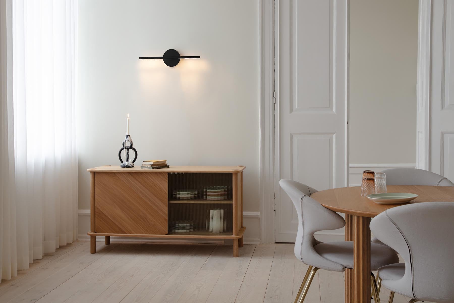Moderne Omni Wall Wandleuchte von Umage in klassischem Schwarz, ideal für atmosphärische Lichtakzente und geschmackvolle Raumgestaltung.