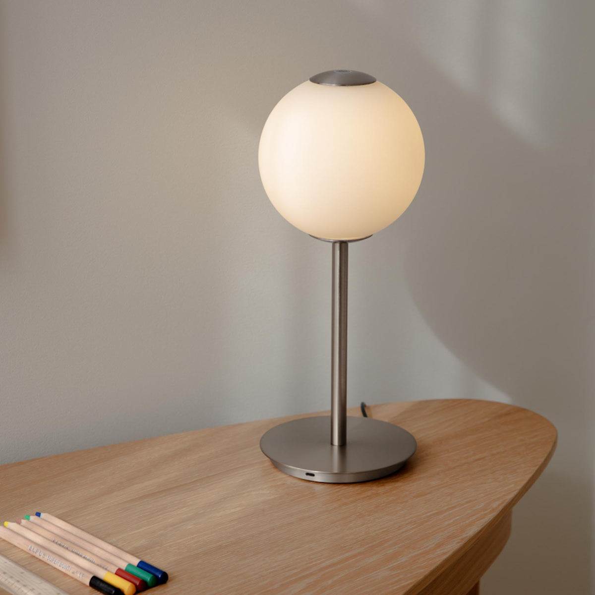 Audrey Tischlampe in Steel präsentiert im Onlineshop von KAQTU Design AG. Tischleuchte ist von Umage