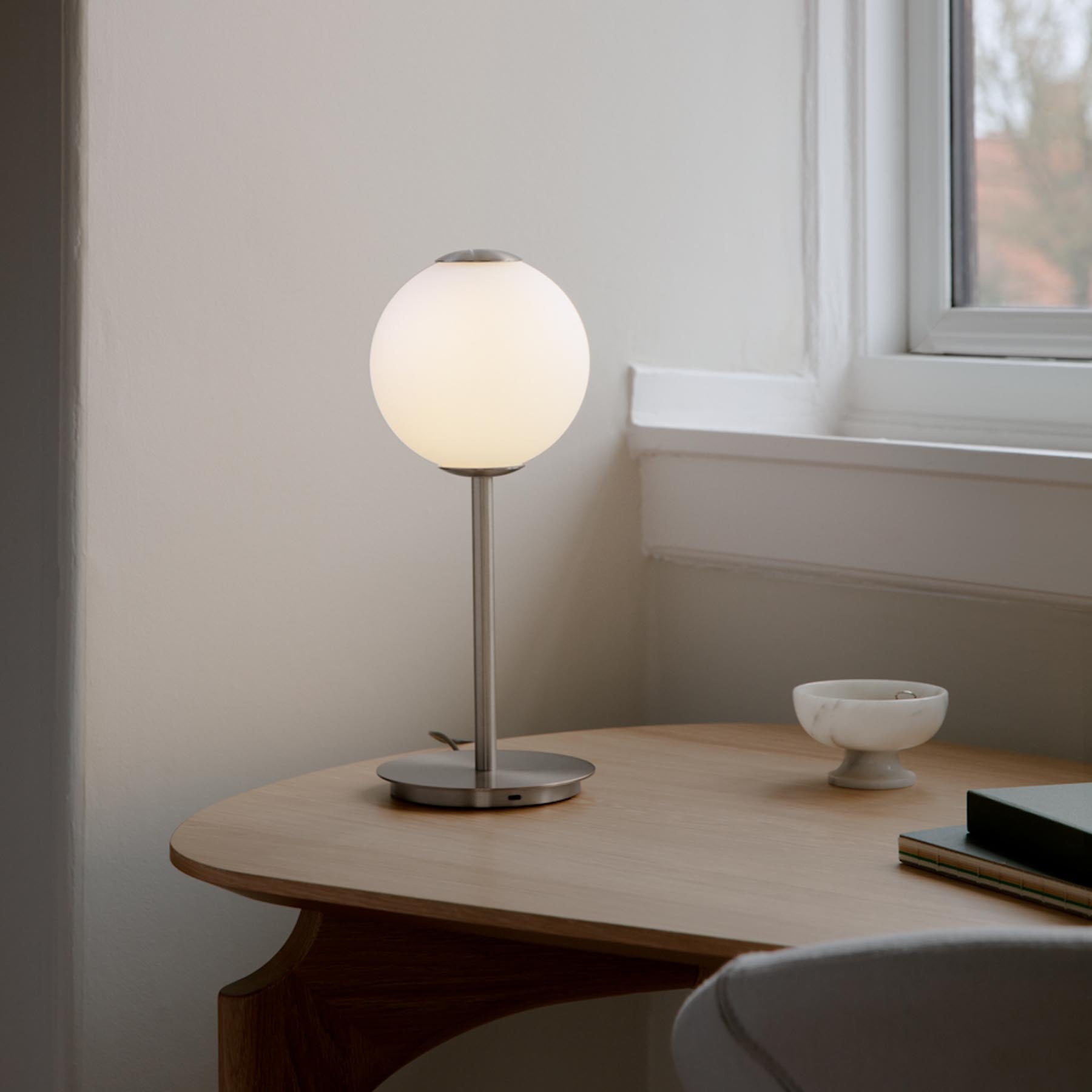 Moderne Audrey Tischlampe von Umage, die durch ihr zeitloses Design und warmes Licht eine gemütliche Atmosphäre schafft.