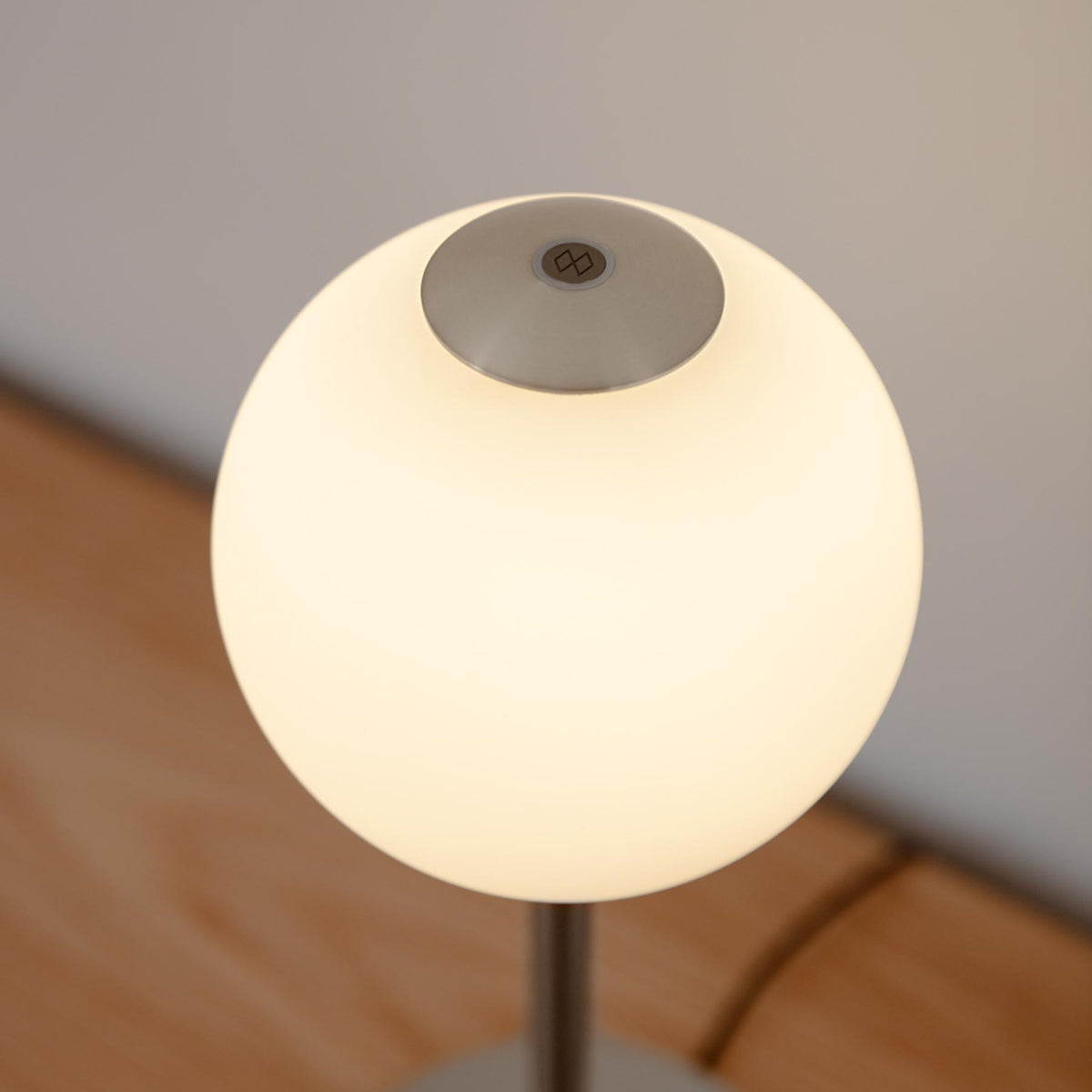 Audrey Tischlampe in Steel präsentiert im Onlineshop von KAQTU Design AG. Tischleuchte ist von Umage
