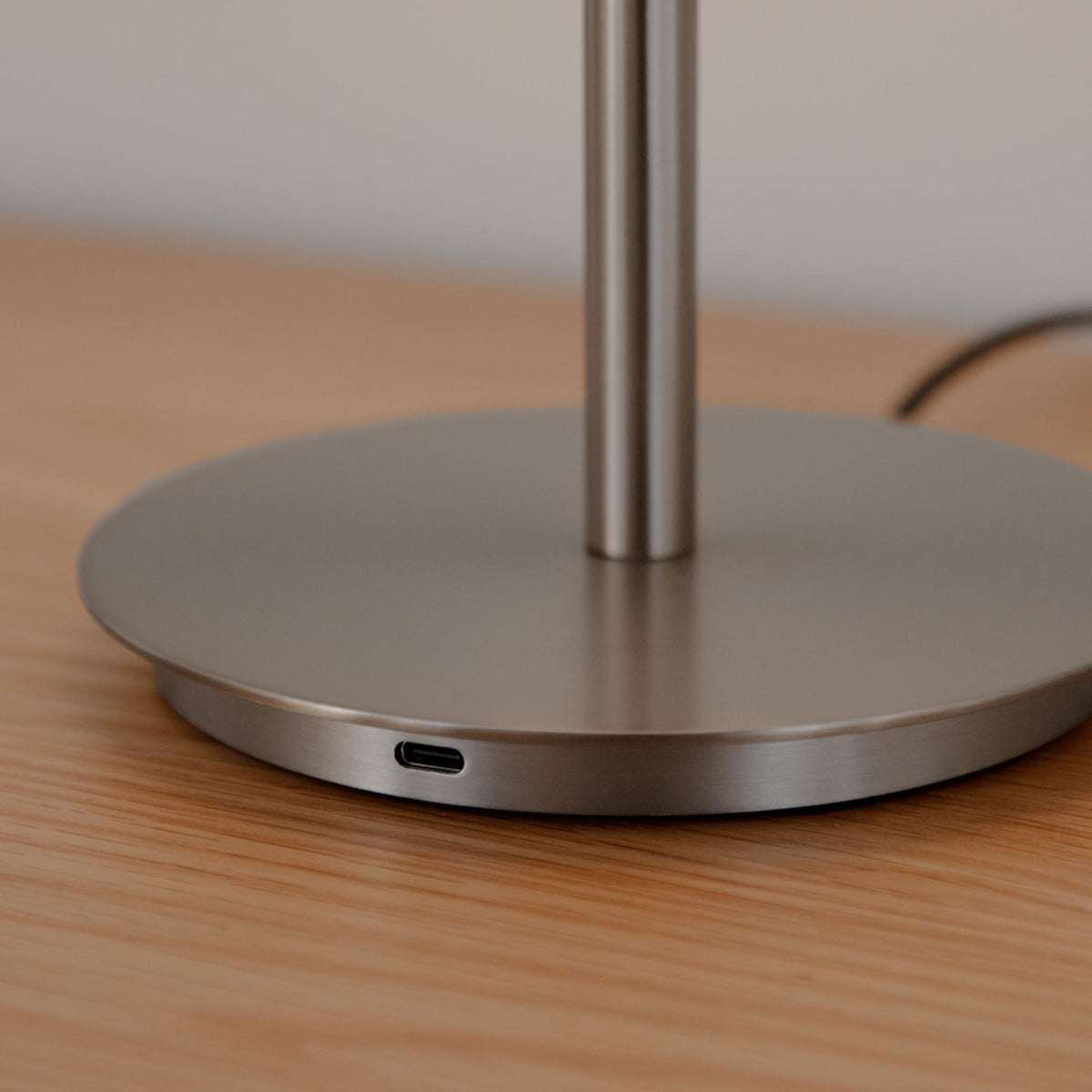 Audrey Tischlampe in Steel präsentiert im Onlineshop von KAQTU Design AG. Tischleuchte ist von Umage