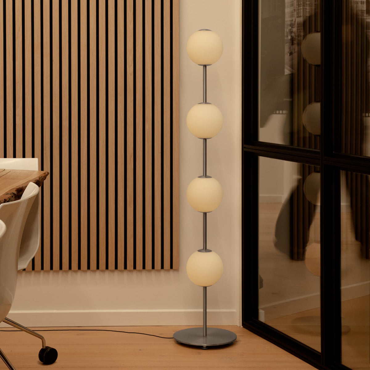 Audrey Floor lamp in Silber präsentiert im Onlineshop von KAQTU Design AG. Stehleuchte ist von Umage