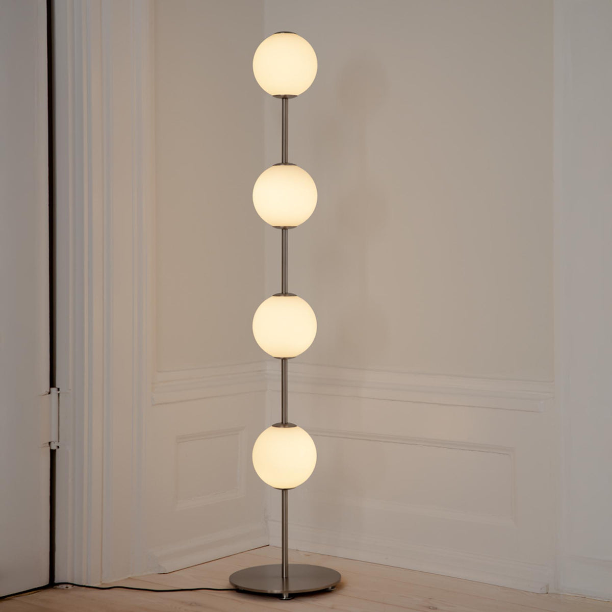 Audrey Floor lamp in Silber präsentiert im Onlineshop von KAQTU Design AG. Stehleuchte ist von Umage