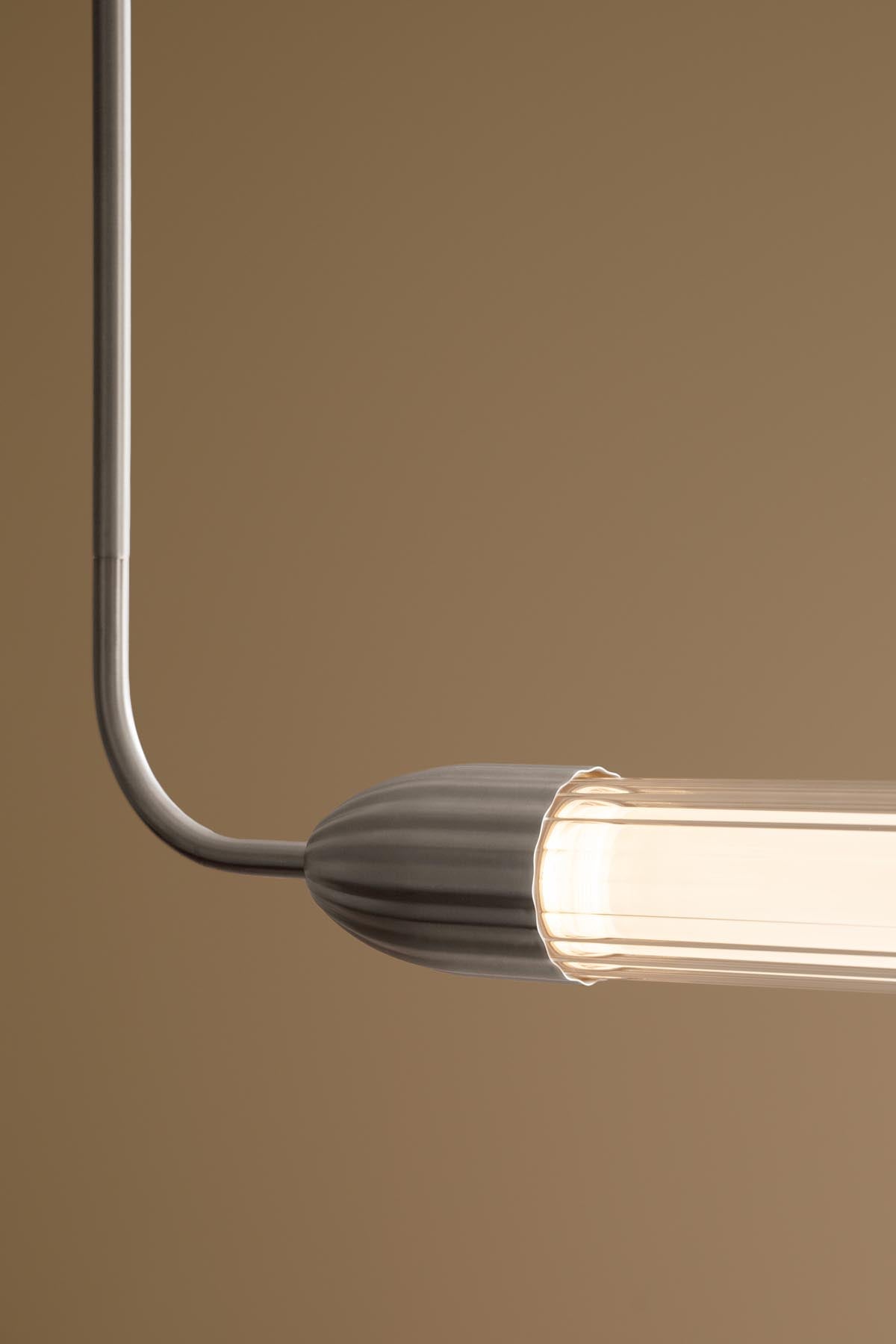 Lemon Squeeze Linear Pendelleuchte in Polished steel präsentiert im Onlineshop von KAQTU Design AG. Pendelleuchte ist von Umage