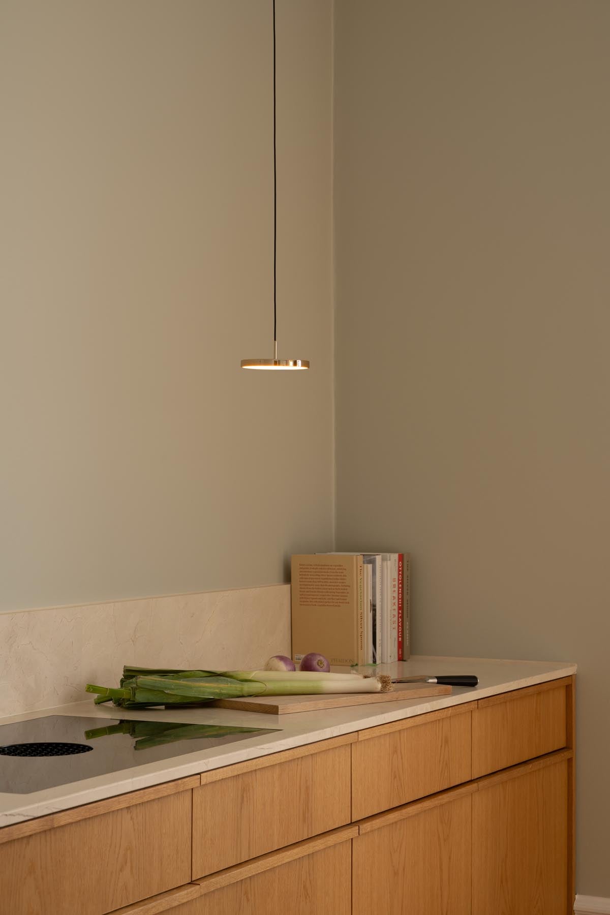 Elegante Asteria Micro Pendelleuchte in Polished Brass, ideal für stilvolle Innenräume, präsentiert von Umage.