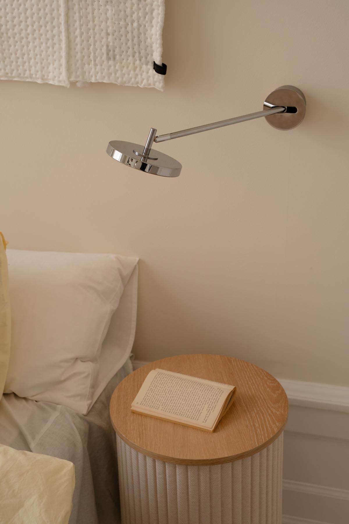 Elegante Asteria Wandleuchte long Hardwired in poliertem Stahl, ideal für stilvolle Innenräume, erhältlich bei KAQTU Design AG.