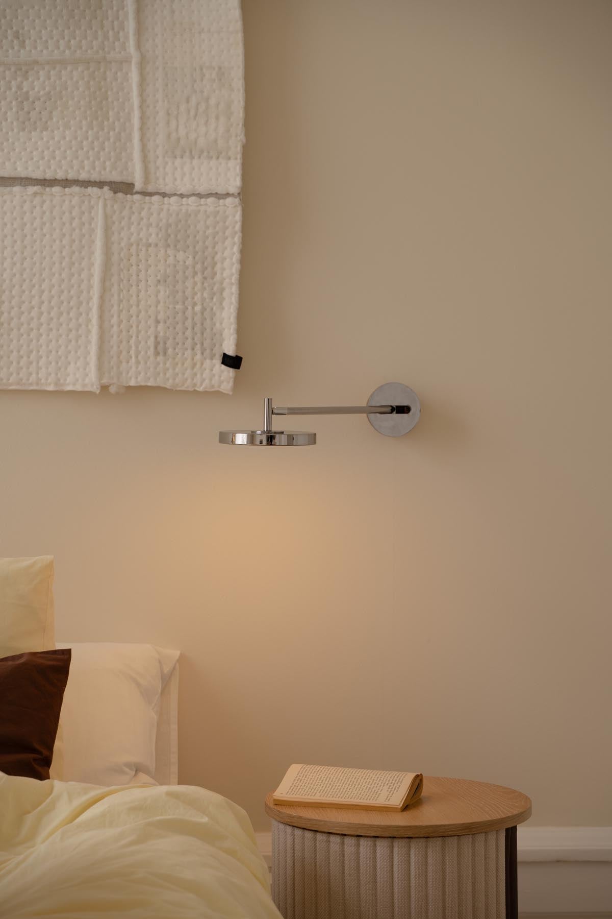 Moderne Asteria Wandleuchte long Hardwired von Umage, aus hochwertigem Stahl, perfekt für zeitgemäße Wohnräume und stimmungsvolle Beleuchtung.