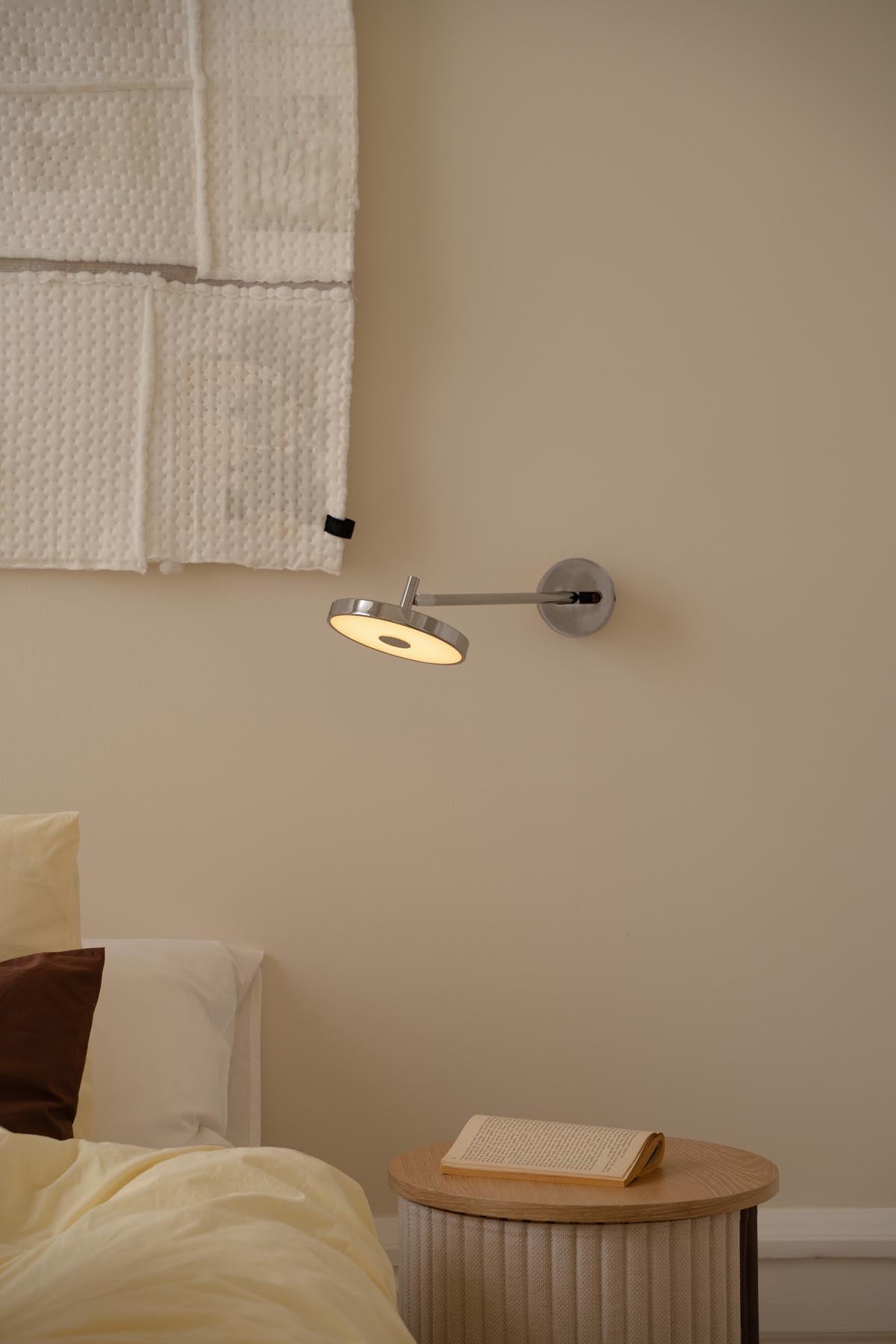 Elegante Asteria Wandleuchte long Hardwired von Umage, gefertigt aus robustem Stahl, ideal für stilvolle Akzente in modernen Innenräumen.