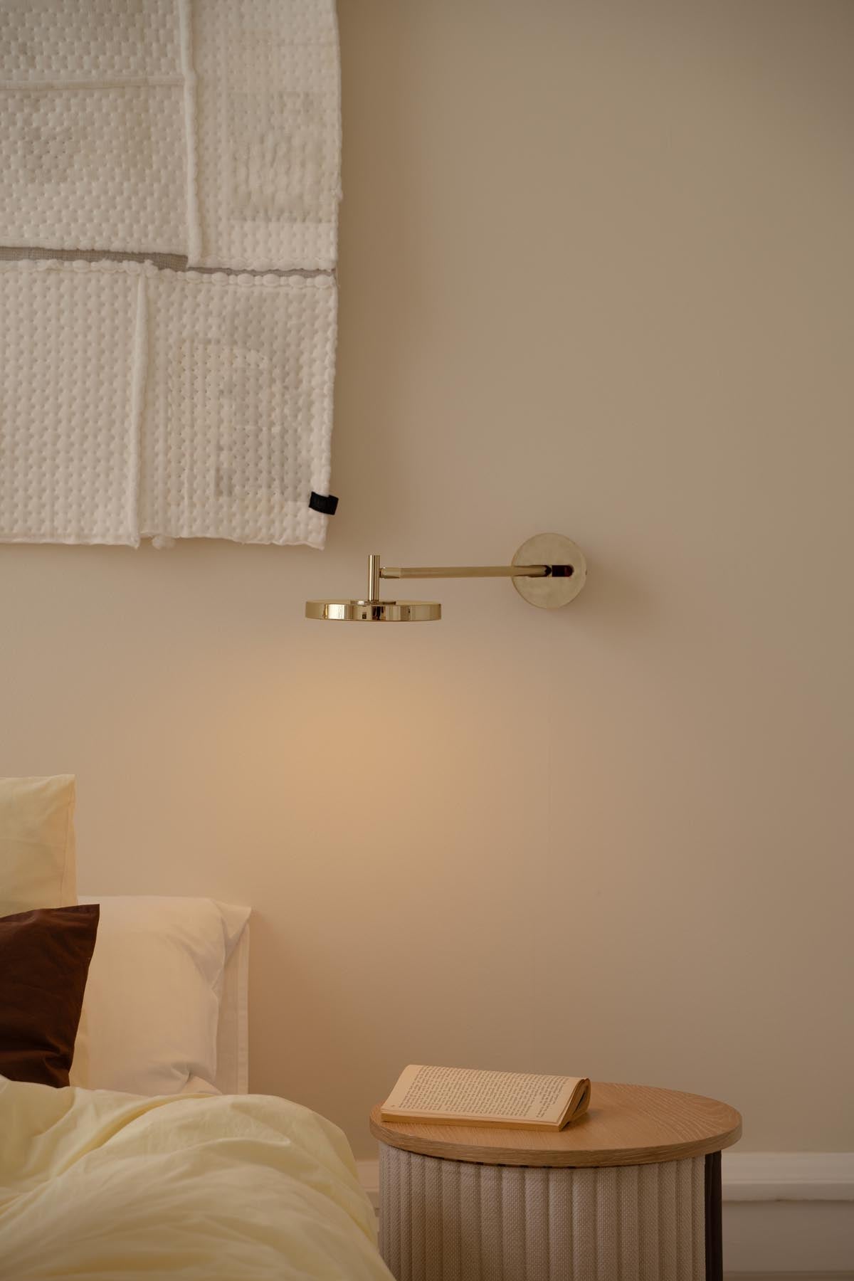 Moderne Asteria Wandleuchte long Hardwired von Umage, aus hochwertigem Messing, perfekt für eine stilvolle Raumgestaltung.