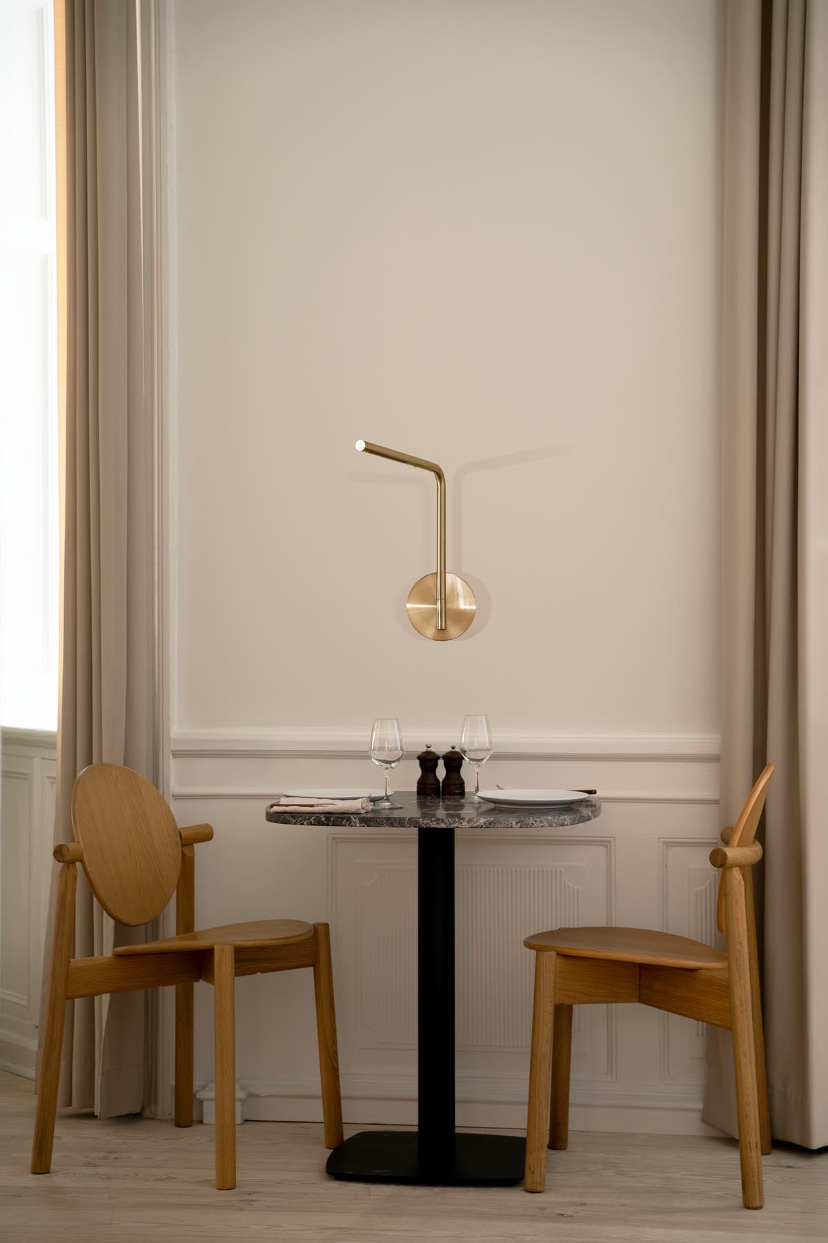 Elegante Omni Pivot Wandleuchte in Messing von Umage, ideal für stilvolle Akzentbeleuchtung in modernen Wohnräumen.