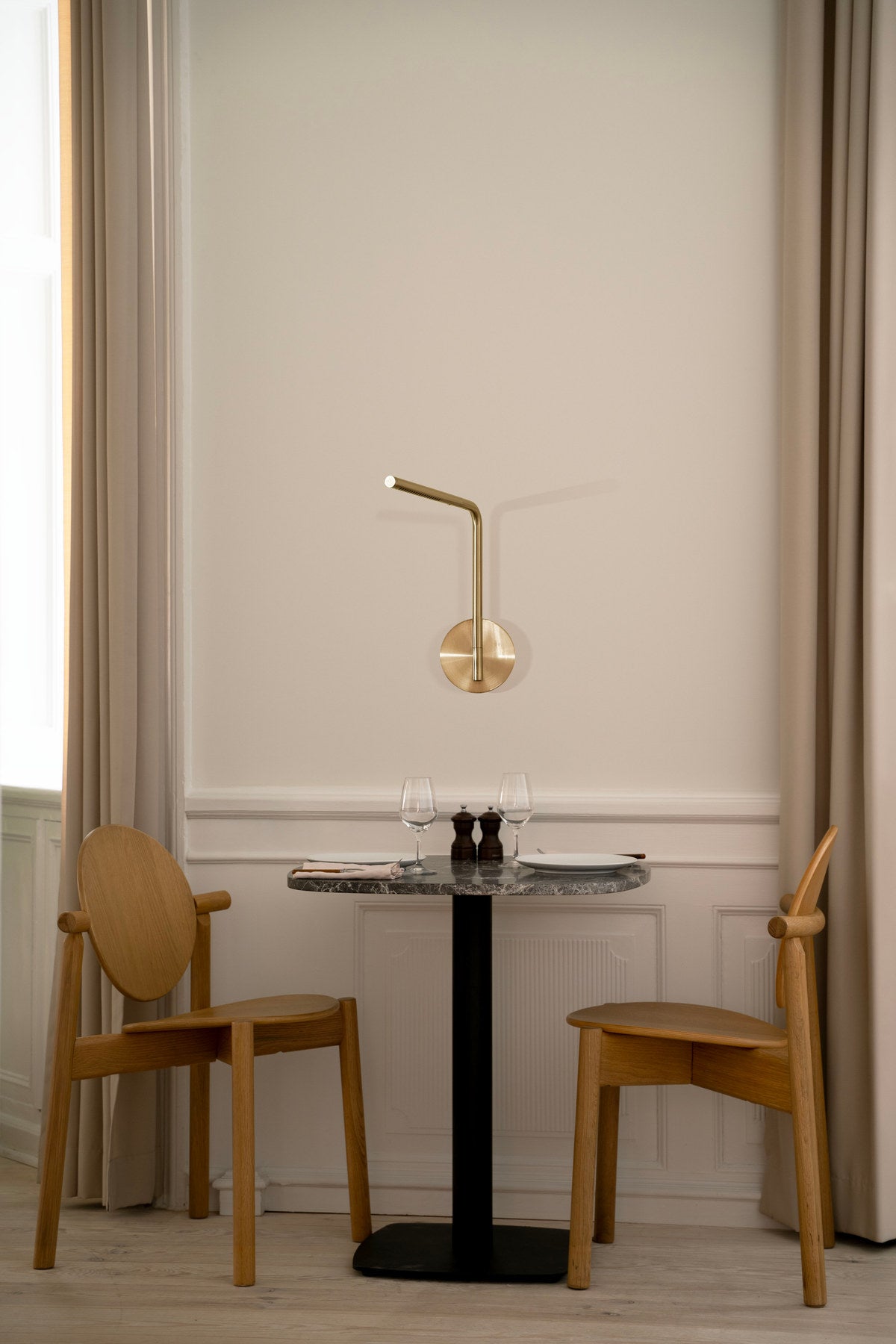 Omni Pivot Wandleuchte in Brass präsentiert im Onlineshop von KAQTU Design AG. Wandleuchte ist von Umage