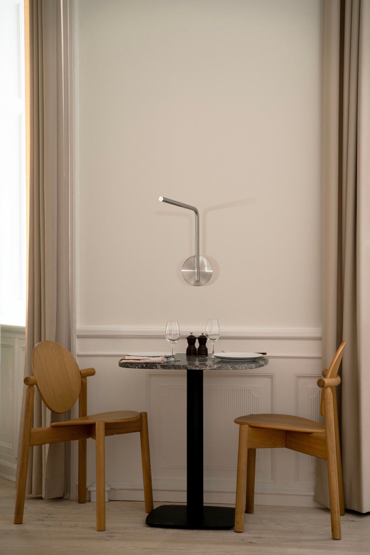 Omni Pivot Wandleuchte in Steel präsentiert im Onlineshop von KAQTU Design AG. Wandleuchte ist von Umage