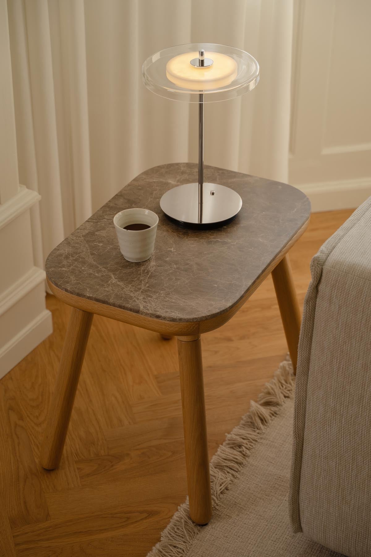 Elegante Asteria Glass Move Tischleuchte von Umage in poliertem Stahl, ideal für stimmungsvolle Beleuchtung und vielseitige Nutzung.