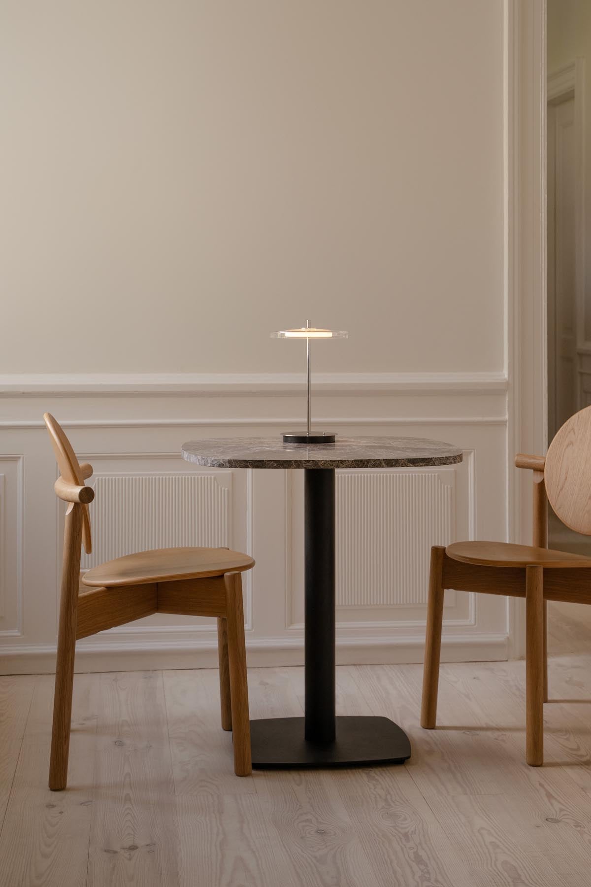 Elegante Asteria Glass Move Tischleuchte von Umage, die mit ihrem stilvollen Design und der hochwertigen Verarbeitung überzeugt.