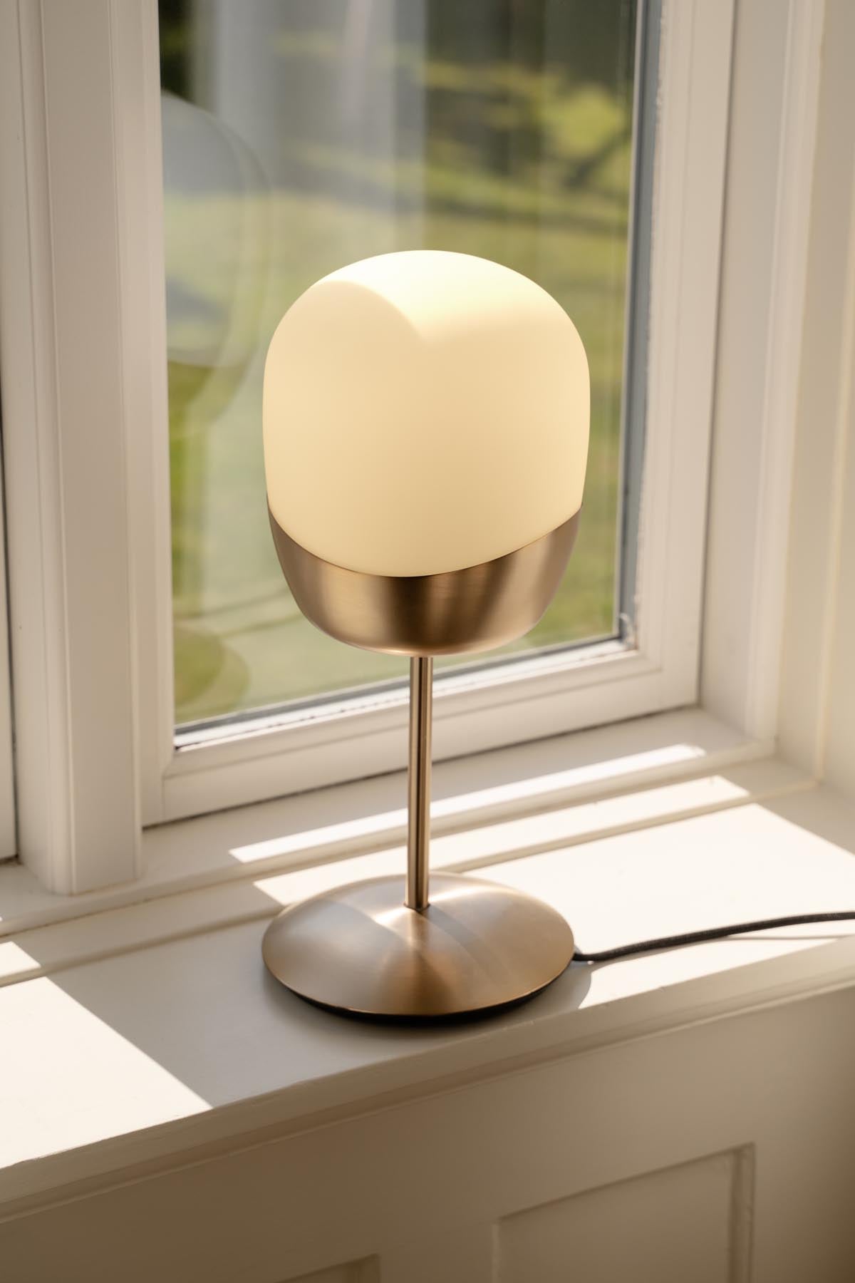 Spring Tischlampe in Brass präsentiert im Onlineshop von KAQTU Design AG. Tischleuchte ist von Umage