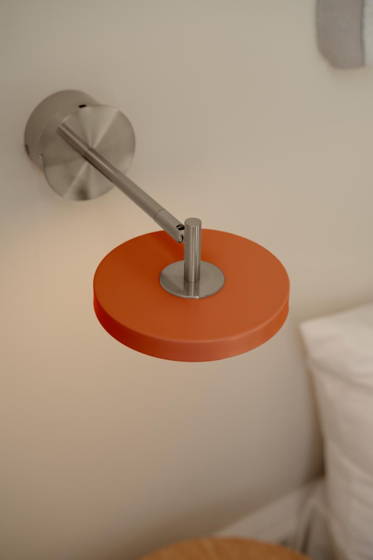 Elegante Asteria Wandleuchte short Hardwired in warmem Orange, ideal für stimmungsvolle Akzente in jedem Raum.