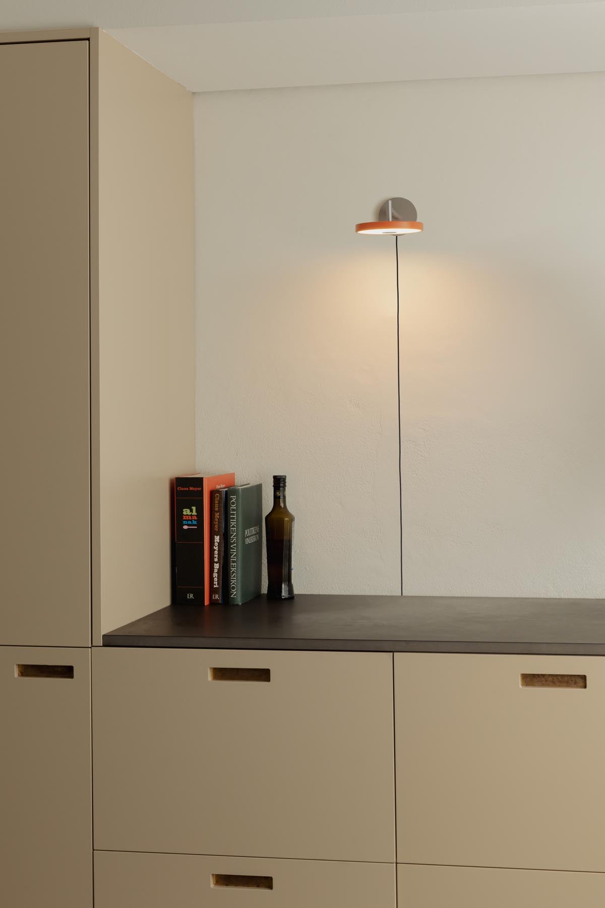 Asteria Wandleuchte short mit Kabel in Nuance Orange präsentiert im Onlineshop von KAQTU Design AG. Wandleuchte ist von Umage