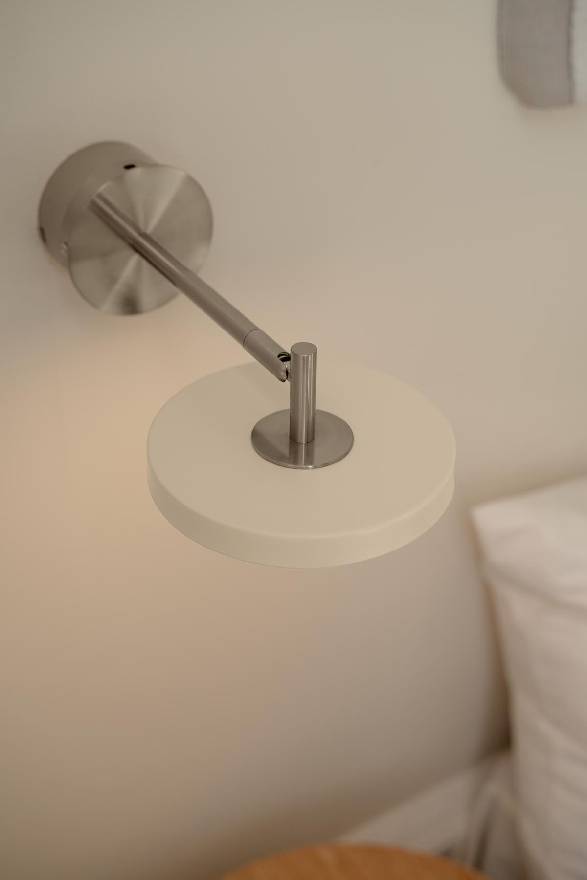 Asteria Wandleuchte short Hardwired in Pearl White präsentiert im Onlineshop von KAQTU Design AG. Wandleuchte ist von Umage