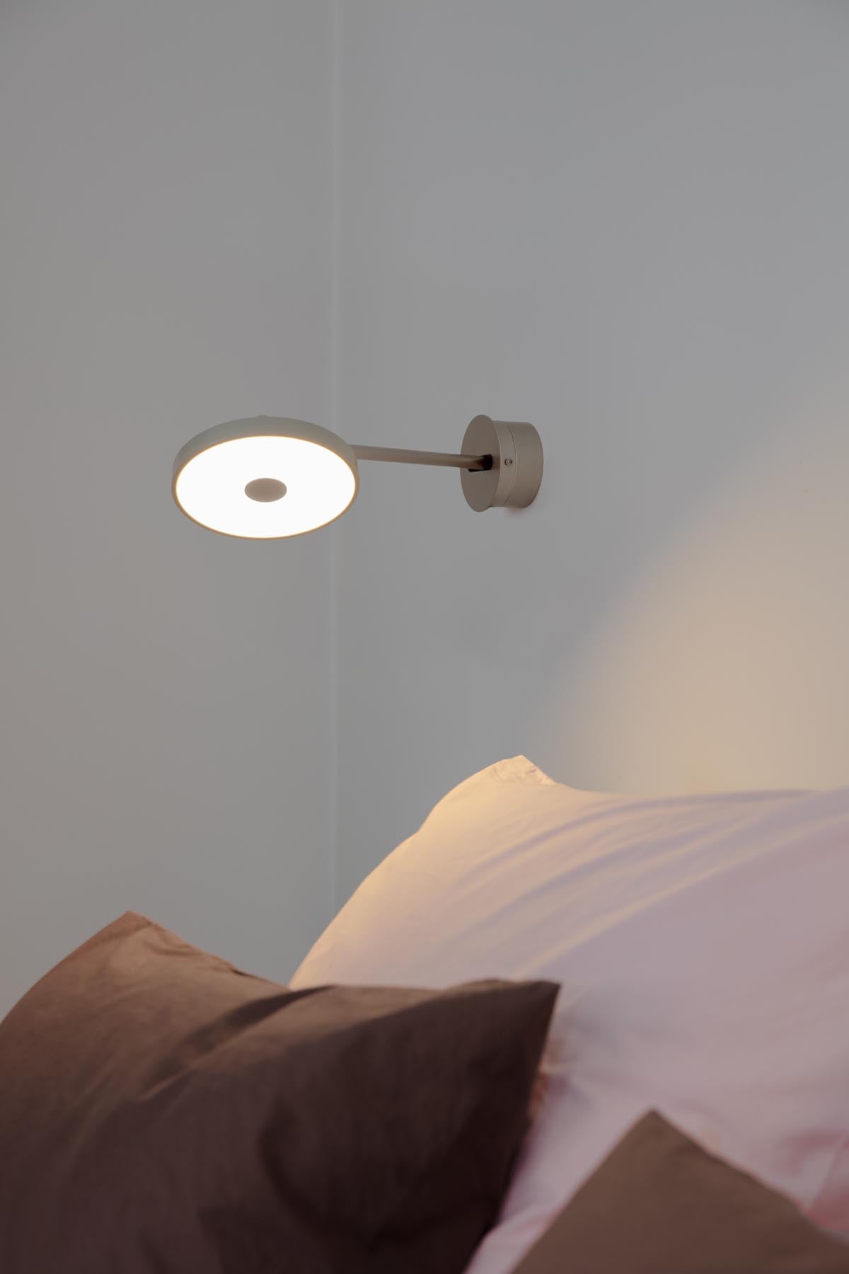 Moderne Asteria Wandleuchte long Hardwired von Umage in zartem Mist, perfekt für eine stilvolle Raumgestaltung und stimmungsvolle Beleuchtung.