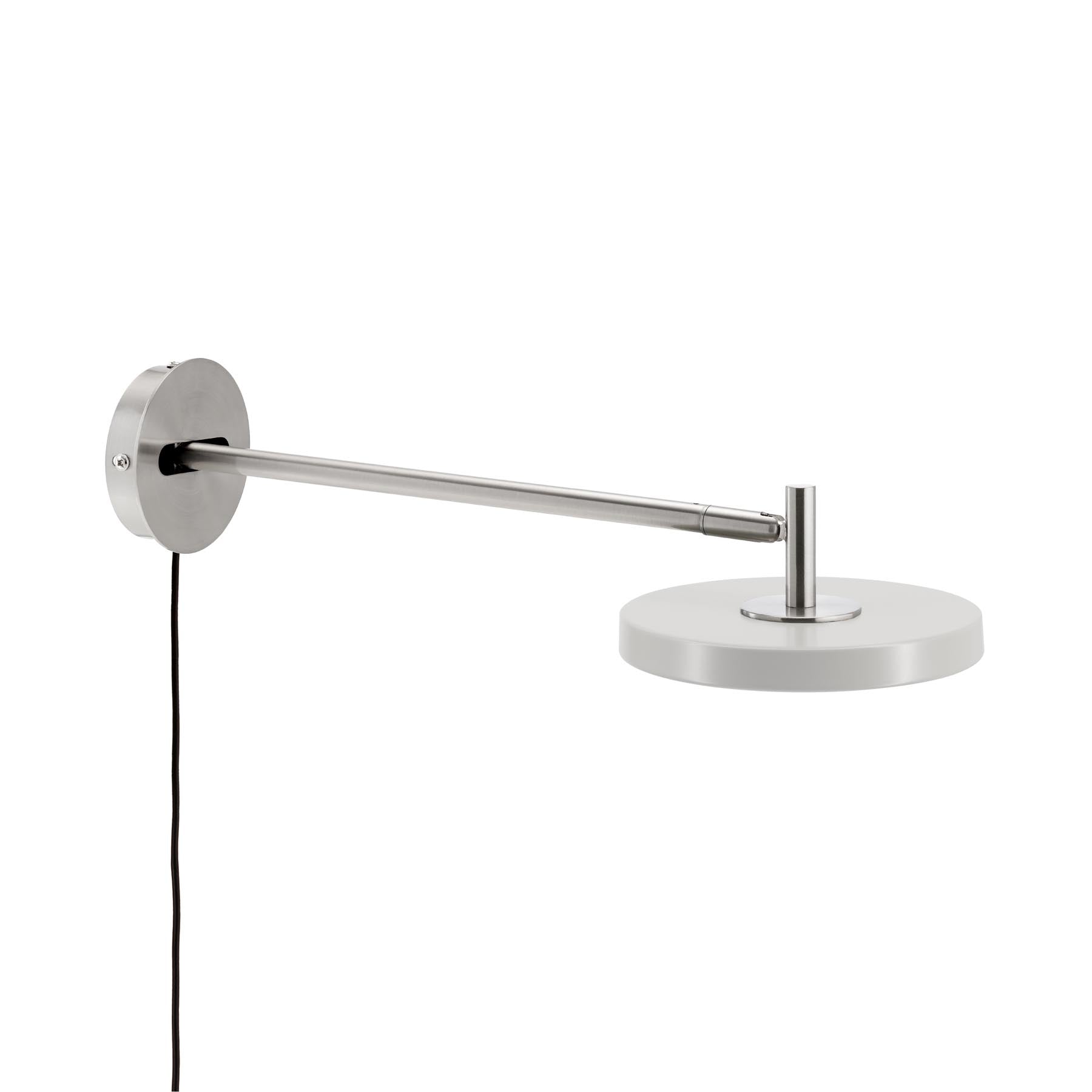 Elegante Asteria Wandleuchte long mit Kabel in sanftem Mist, ideal für moderne Wohnräume und stimmungsvolle Lichtakzente.
