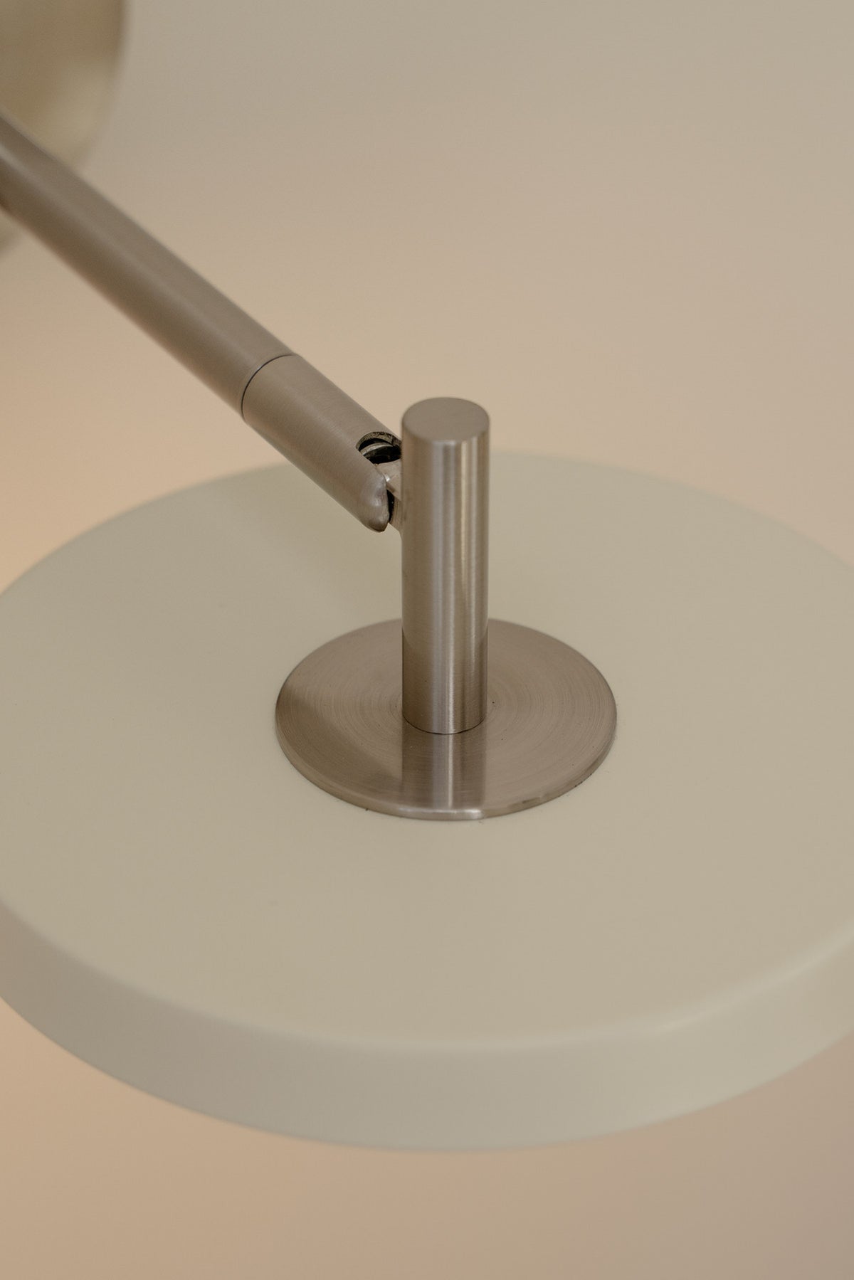 Asteria Wandleuchte long mit Kabel in Nuance Mist präsentiert im Onlineshop von KAQTU Design AG. Wandleuchte ist von Umage