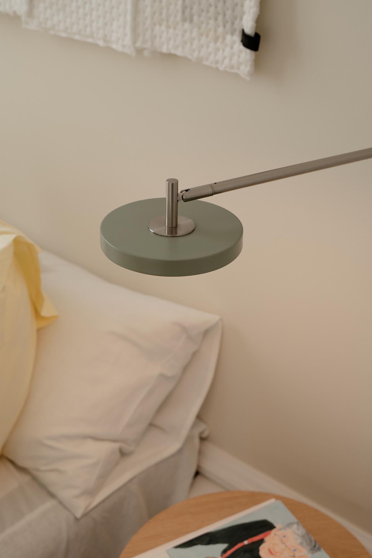 Stilvolle Asteria Wandleuchte long in Olivgrün mit Kabel, perfekt für eine gemütliche Atmosphäre in jedem modernen Raum.