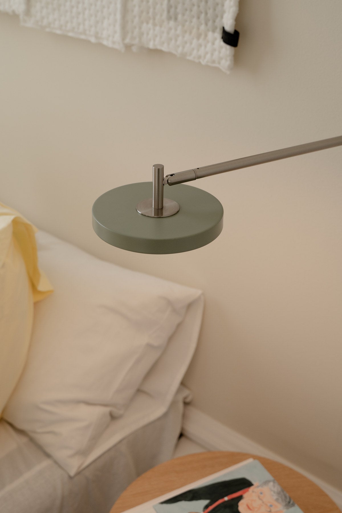 Asteria Wandleuchte long mit Kabel in Nuance Olive präsentiert im Onlineshop von KAQTU Design AG. Wandleuchte ist von Umage