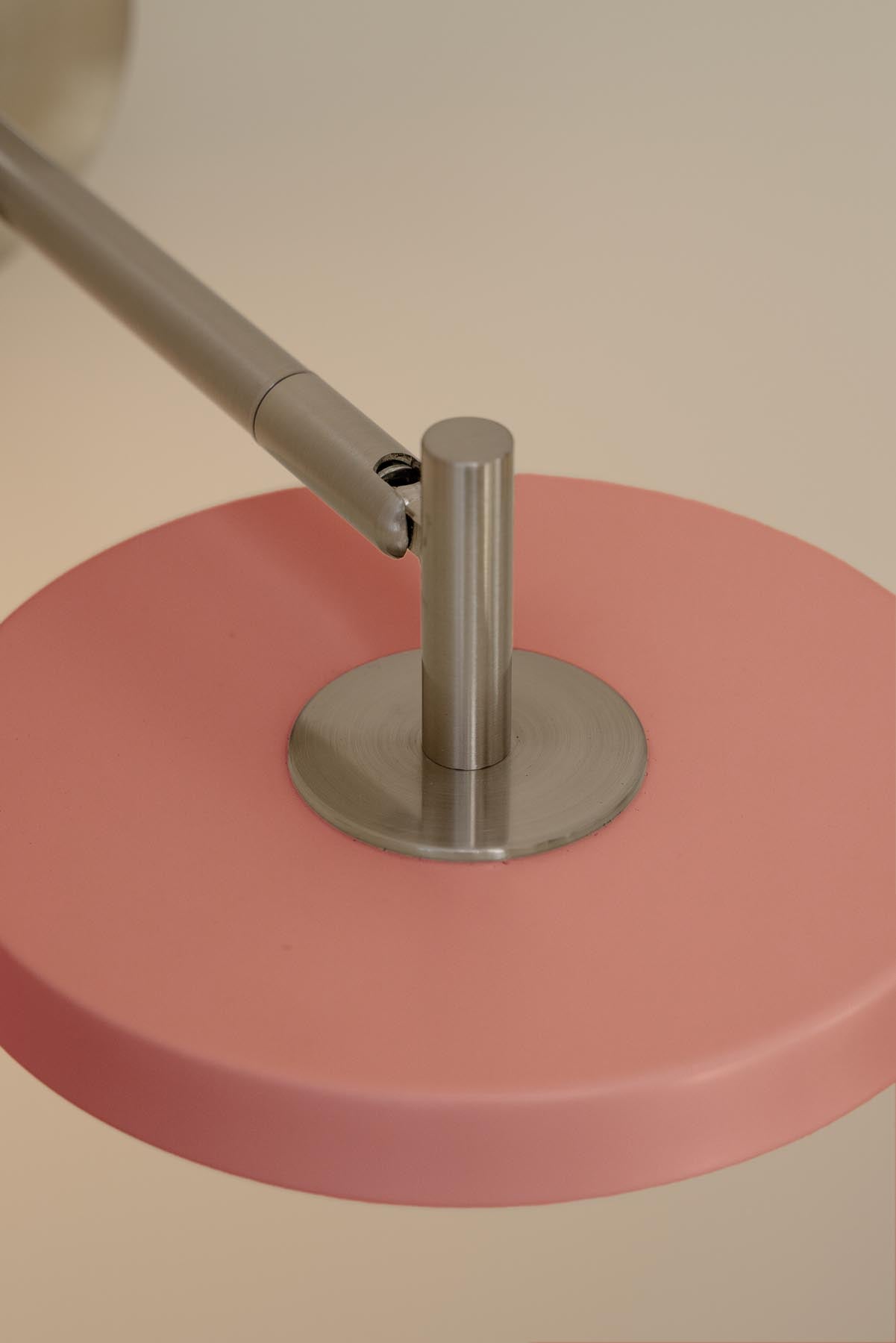 Moderne Asteria Wandleuchte long Hardwired in zartem Rosé, perfekt für stimmungsvolle Beleuchtung und geschmackvolle Inneneinrichtung.