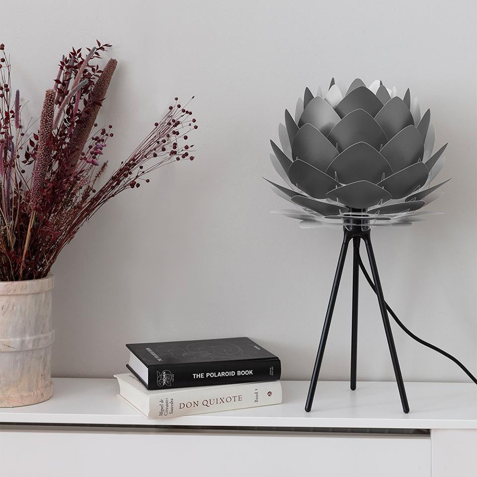 Tisch Tripod in Black präsentiert im Onlineshop von KAQTU Design AG. Lampenständer ist von Umage