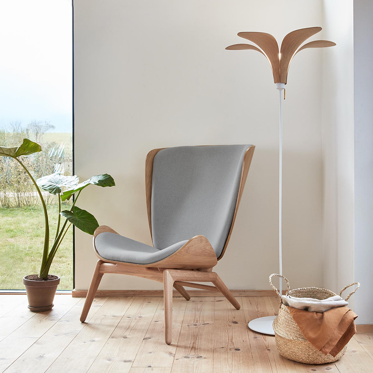 Santé Stehleuchte in White präsentiert im Onlineshop von KAQTU Design AG. Lampenständer ist von Umage