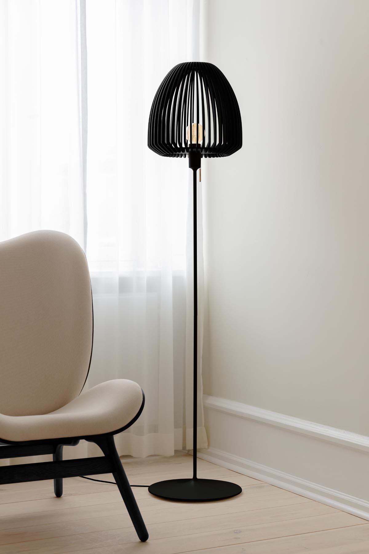 Santé Stehleuchte in Black präsentiert im Onlineshop von KAQTU Design AG. Lampenständer ist von Umage