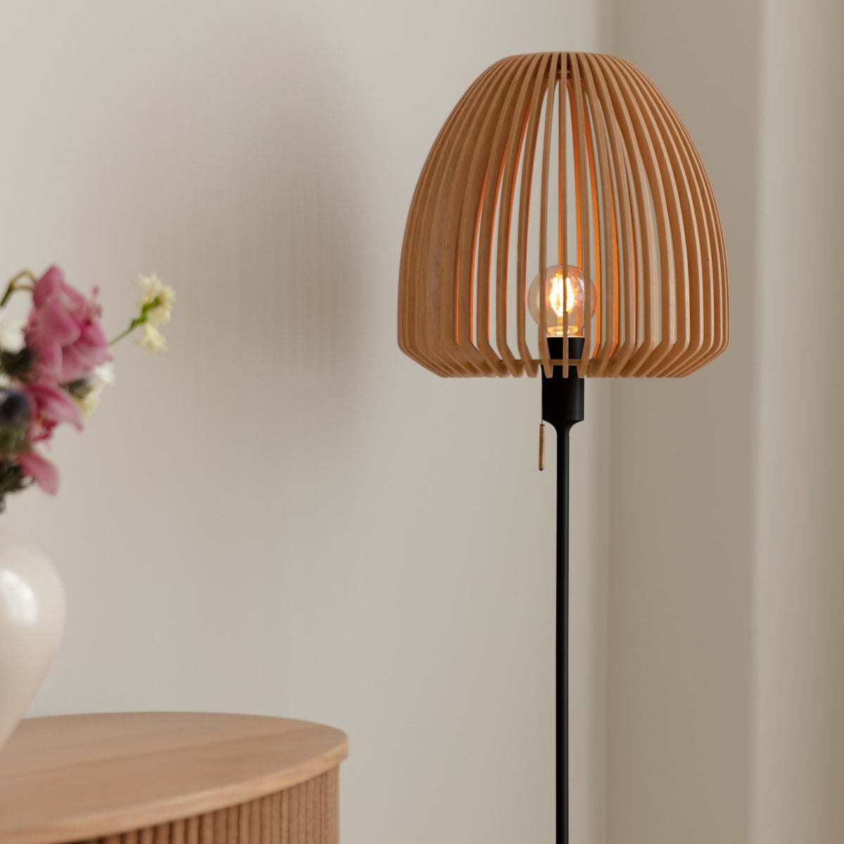 Santé Stehleuchte in Black präsentiert im Onlineshop von KAQTU Design AG. Lampenständer ist von Umage