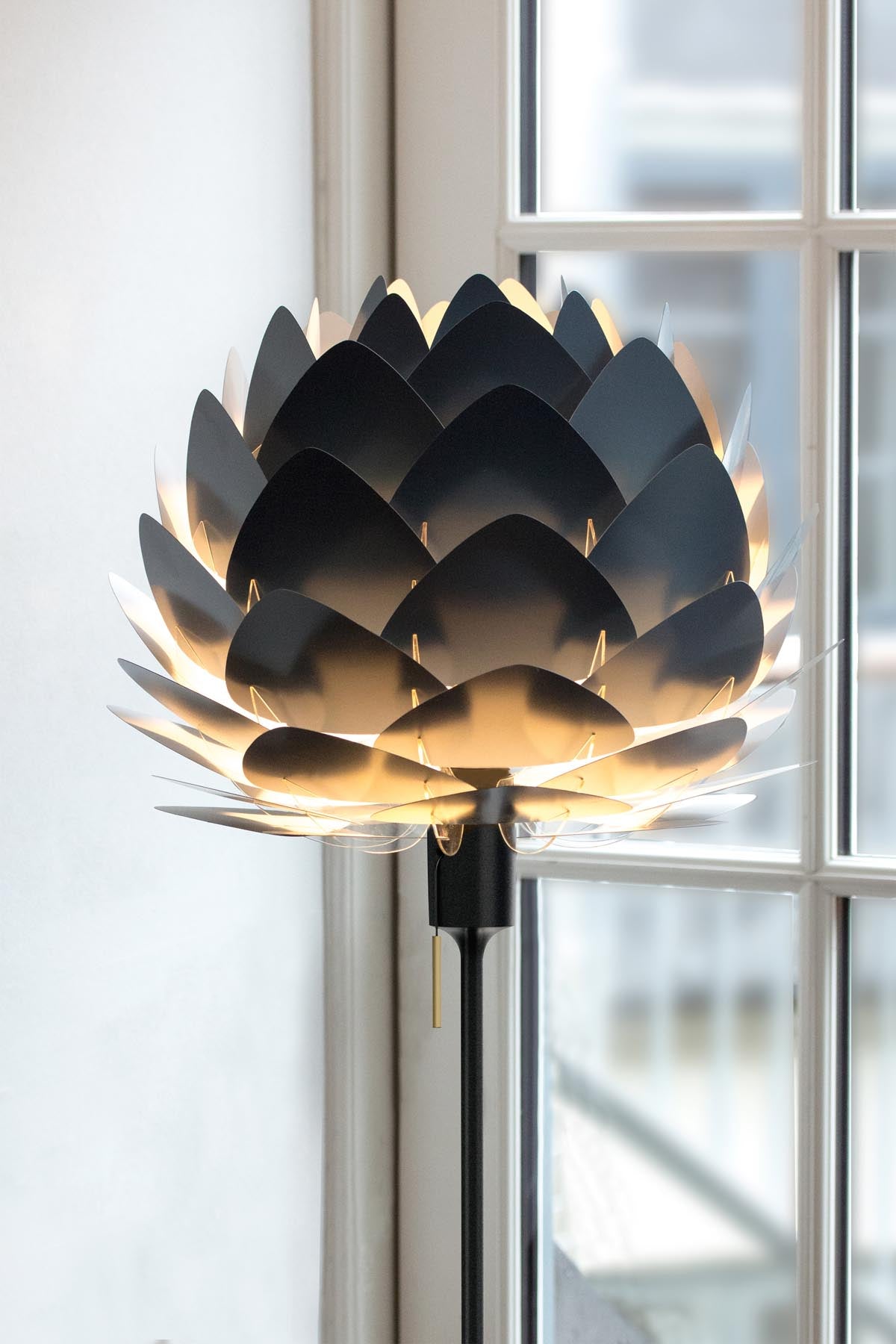 Santé Stehleuchte in Black präsentiert im Onlineshop von KAQTU Design AG. Lampenständer ist von Umage
