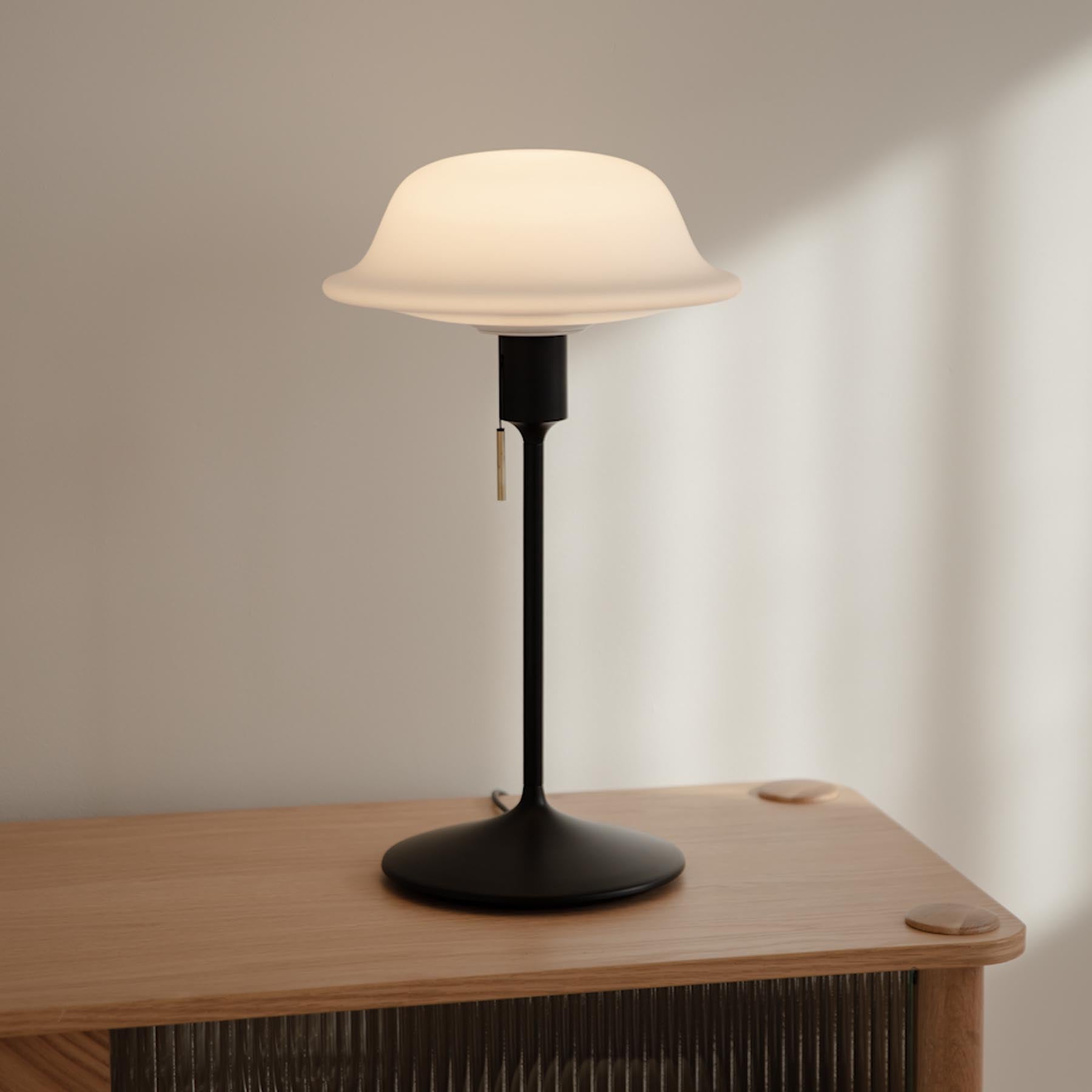 Elegante Santé Tischleuchte in Schwarz von Umage, ideal für stilvolle Akzente in jedem Raum. Perfekte Kombination aus Design und Funktion.