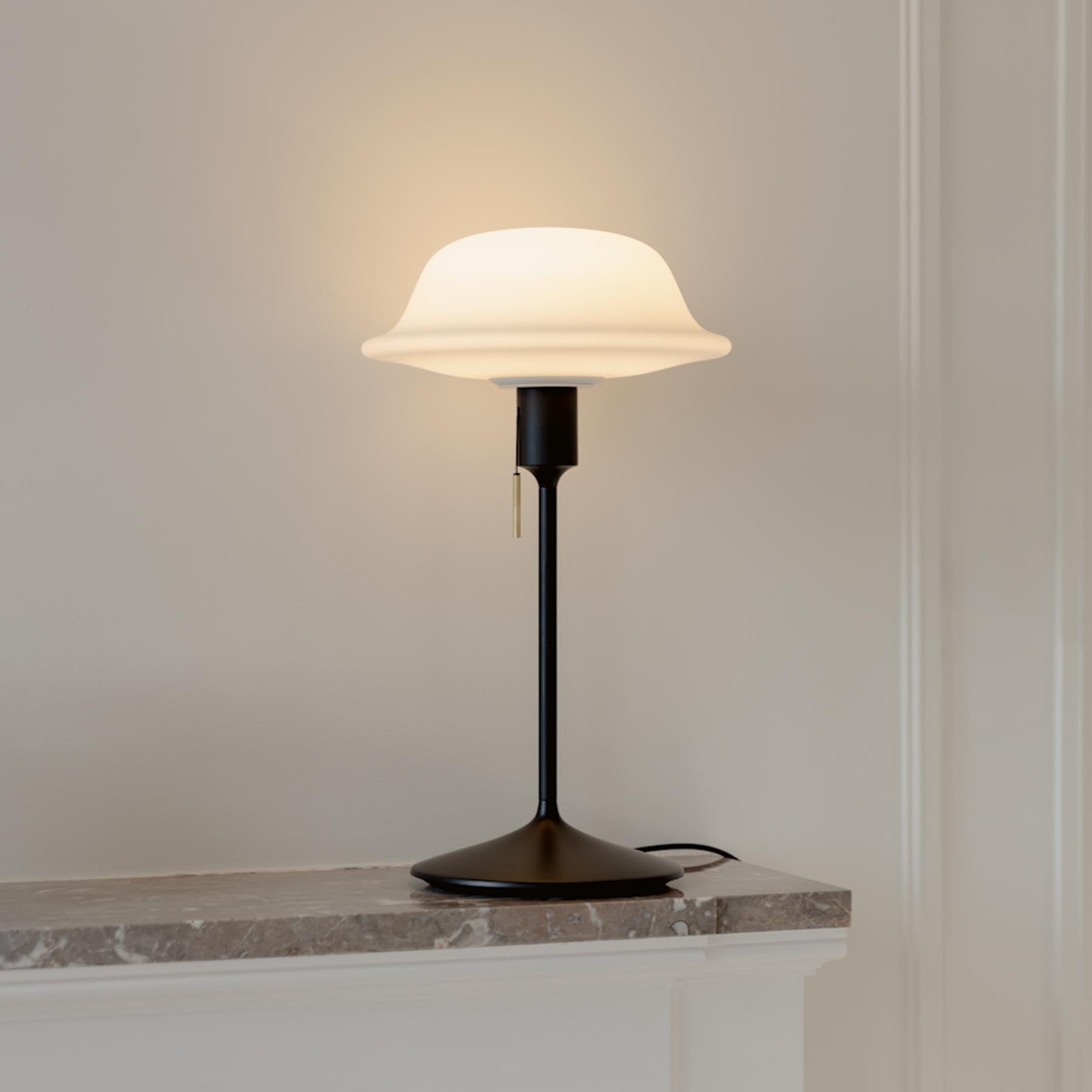 Moderne Santé Tischleuchte in elegantem Schwarz von Umage, die jedem Raum einen Hauch von Stil und Gemütlichkeit verleiht.