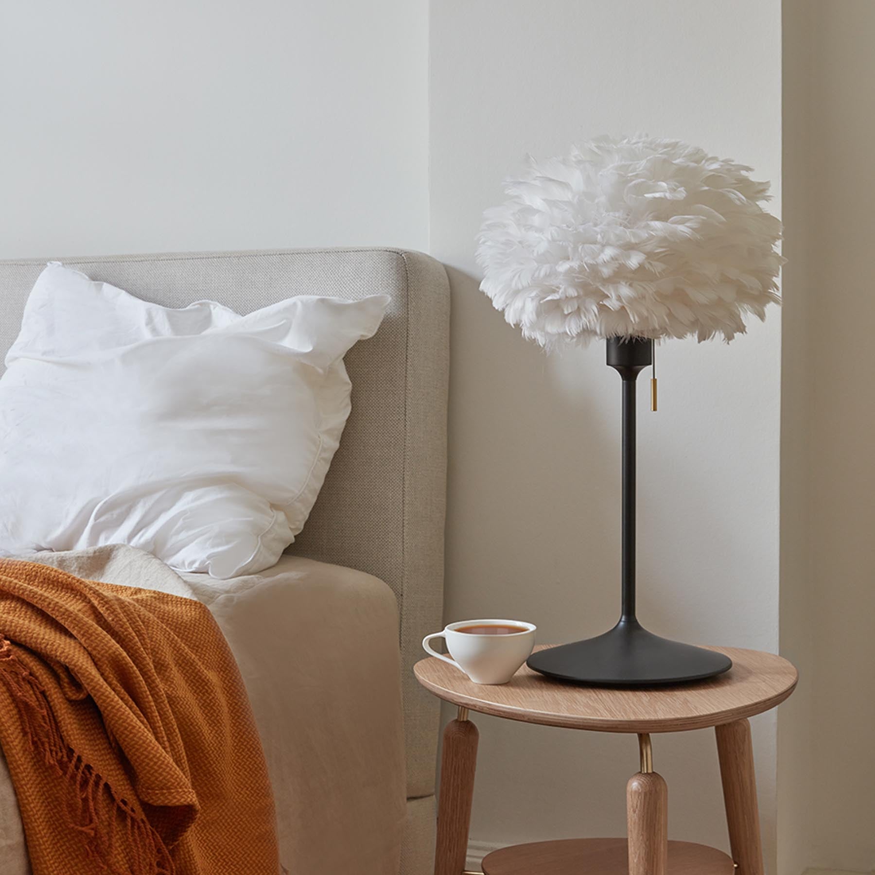 Elegante Santé Tischleuchte von Umage in Schwarz, ideal für gemütliche Atmosphäre und geschmackvolle Einrichtungselemente.