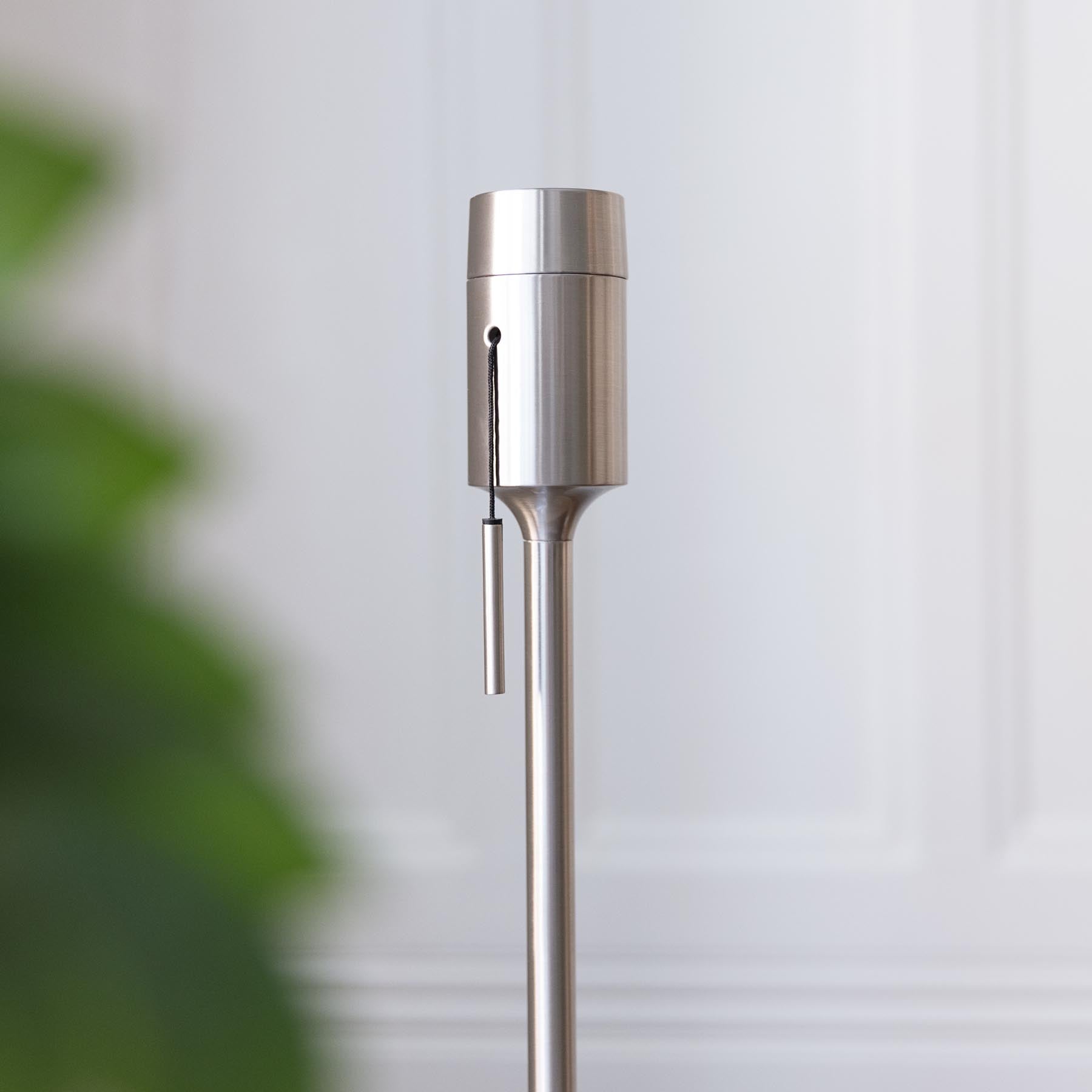 Moderne Santé Tischleuchte von Umage aus gebürstetem Stahl, perfekt für eine stilvolle Beleuchtung und Akzentuierung in Wohnräumen.