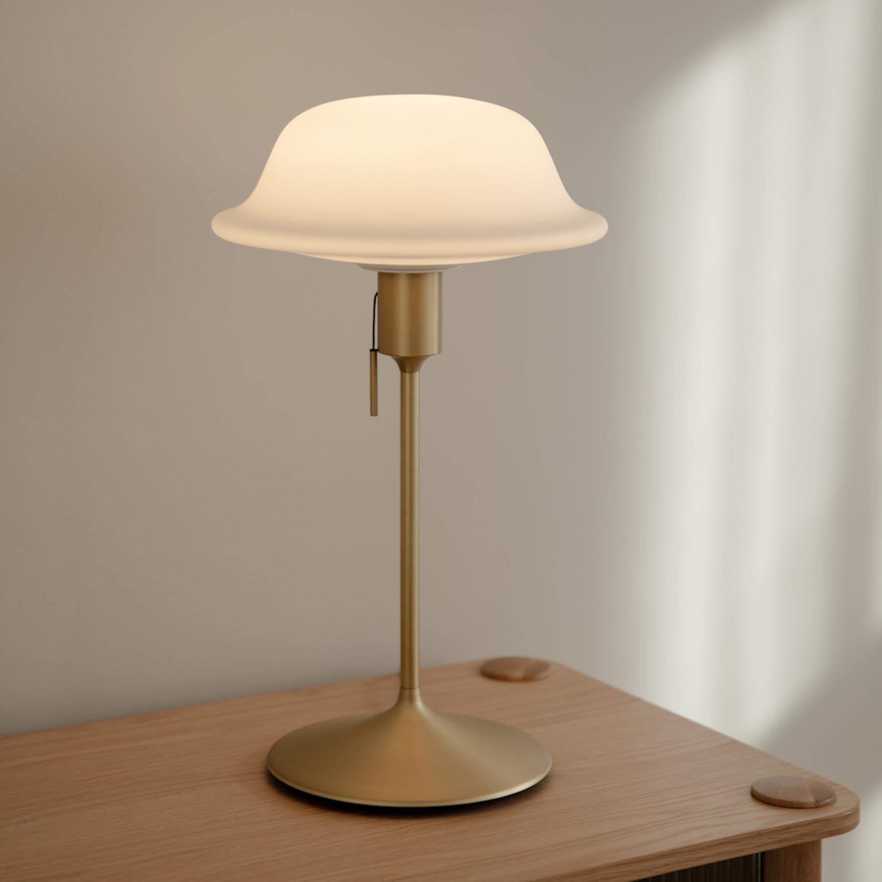 Elegante Santé Tischleuchte von Umage in gebürstetem Messing, ideal für eine stilvolle Raumgestaltung und stimmungsvolle Beleuchtung.