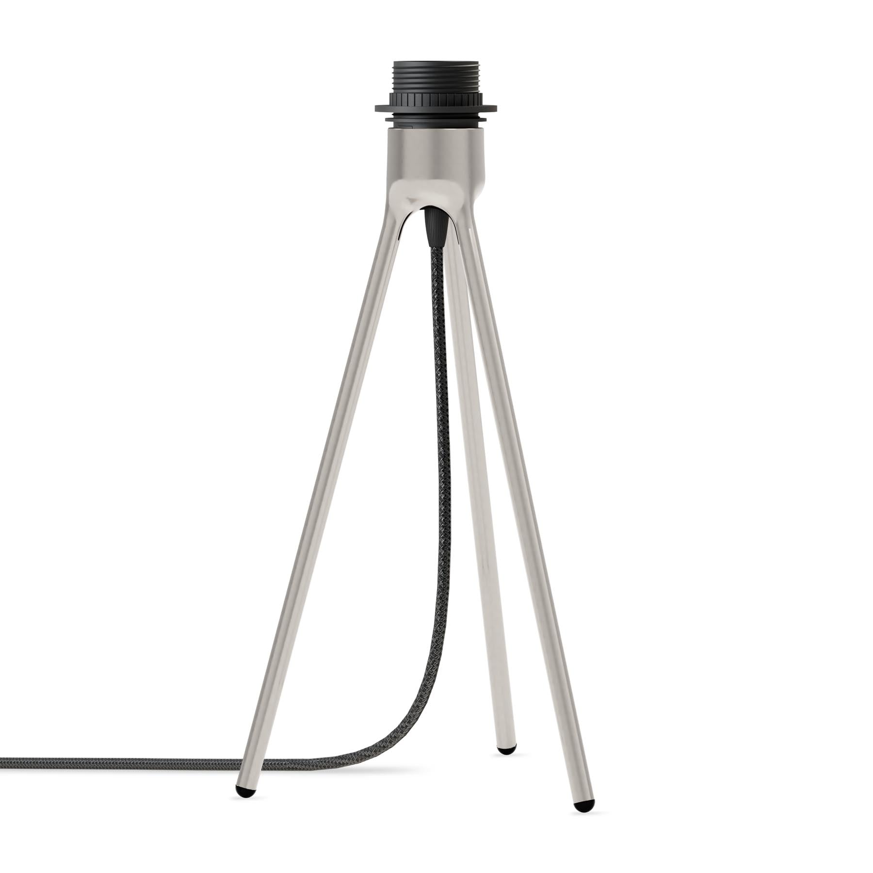 Moderner Tisch Tripod aus hochwertigem gebürstetem Stahl, perfekt für eine stilvolle Lichtquelle in jedem Raum, erhältlich bei Umage.