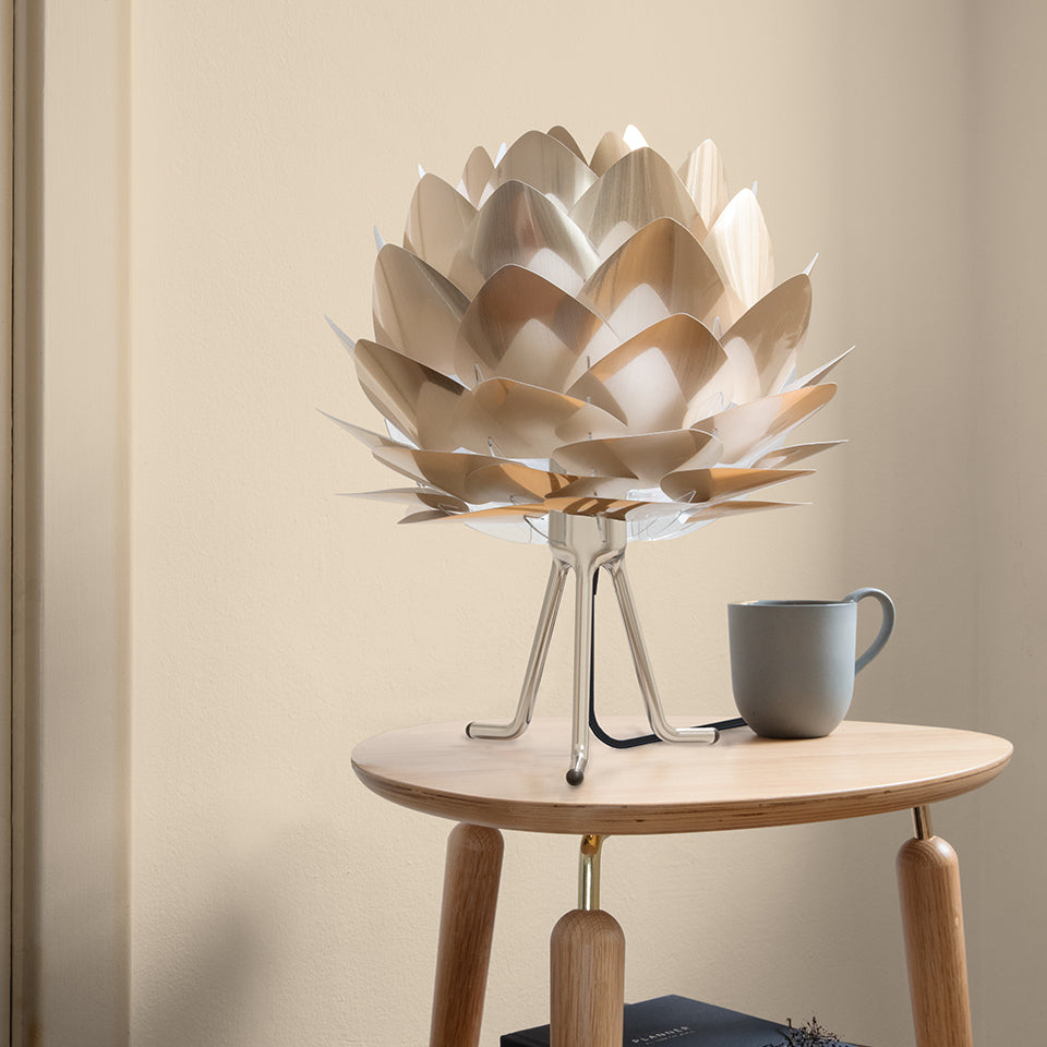 Eleganter Tripod Base Lampenständer von Umage in gebürstetem Stahl, ideal für stilvolle Beleuchtungslösungen in jedem Raum.