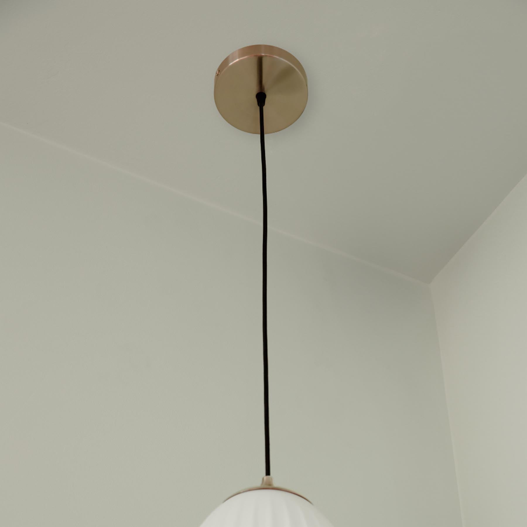Elegante Rosette in Messing für Kabel und Lampenfassungen, ideal für stilvolle Beleuchtungslösungen von Umage.