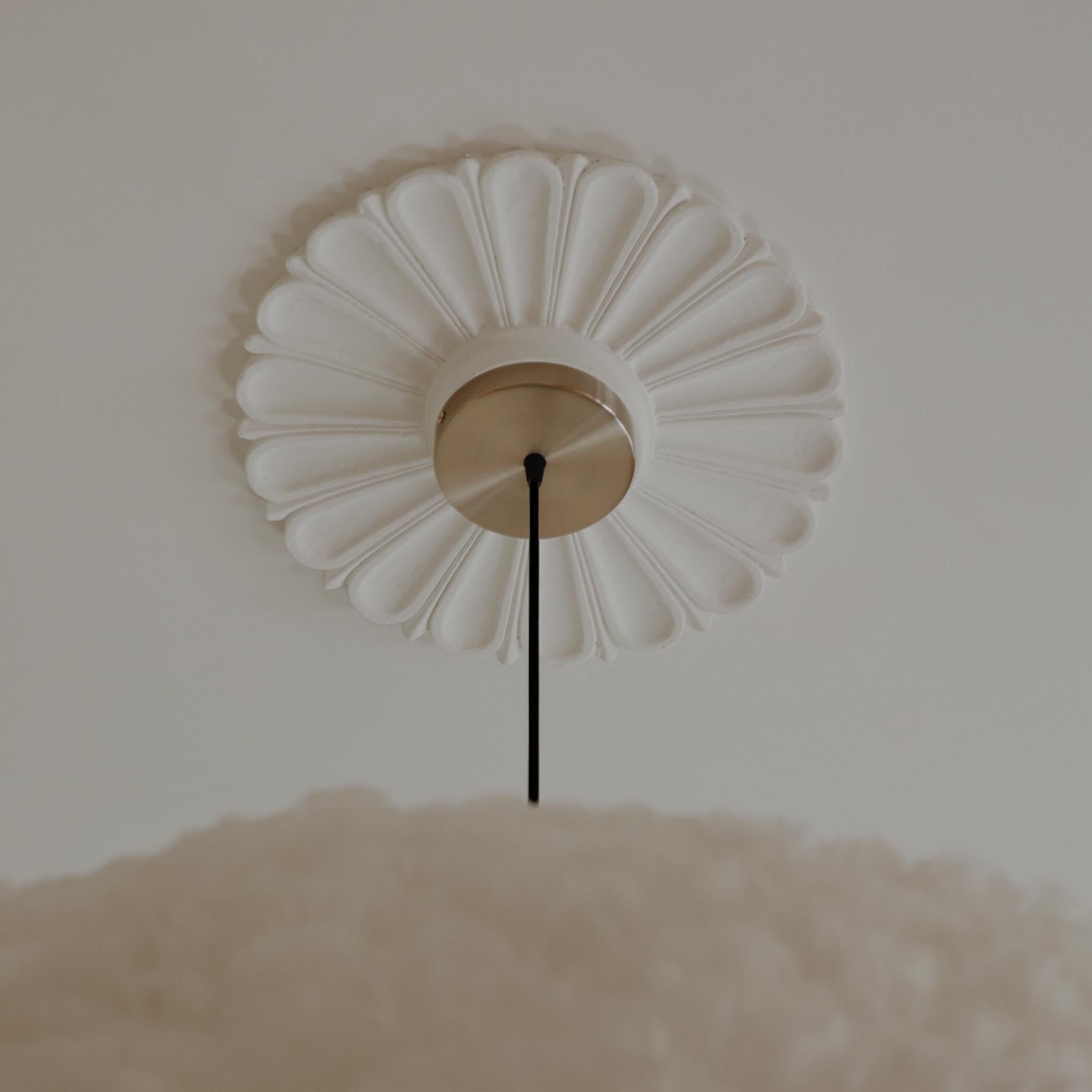 Elegante Messing-Rosette von Umage, ideal zur harmonischen Integration von Kabeln und Lampen in zeitgemäßen Inneneinrichtungen.