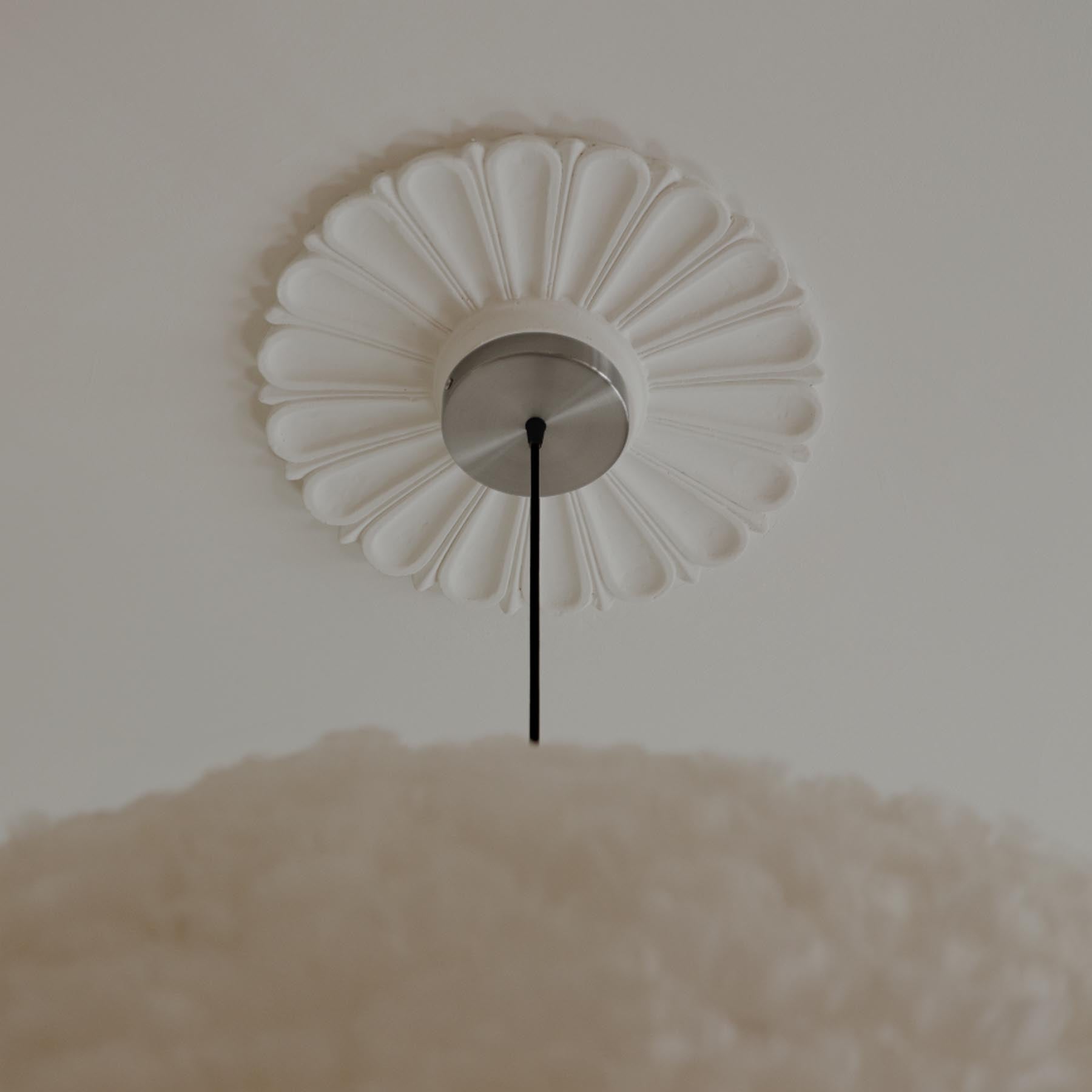 Elegante Rosette in Stahl für Kabel und Lampenfassungen von Umage, ideal für stilvolle Beleuchtungslösungen.