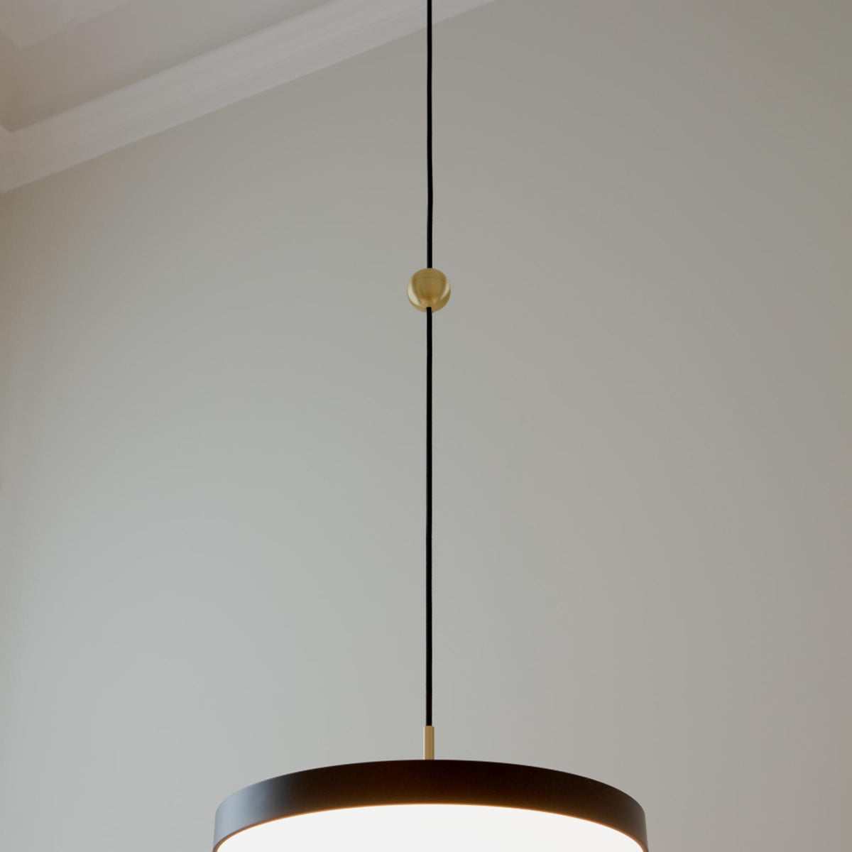 Cord Connector in Brushed Brass präsentiert im Onlineshop von KAQTU Design AG. Kabel / Lampenfassung ist von Umage