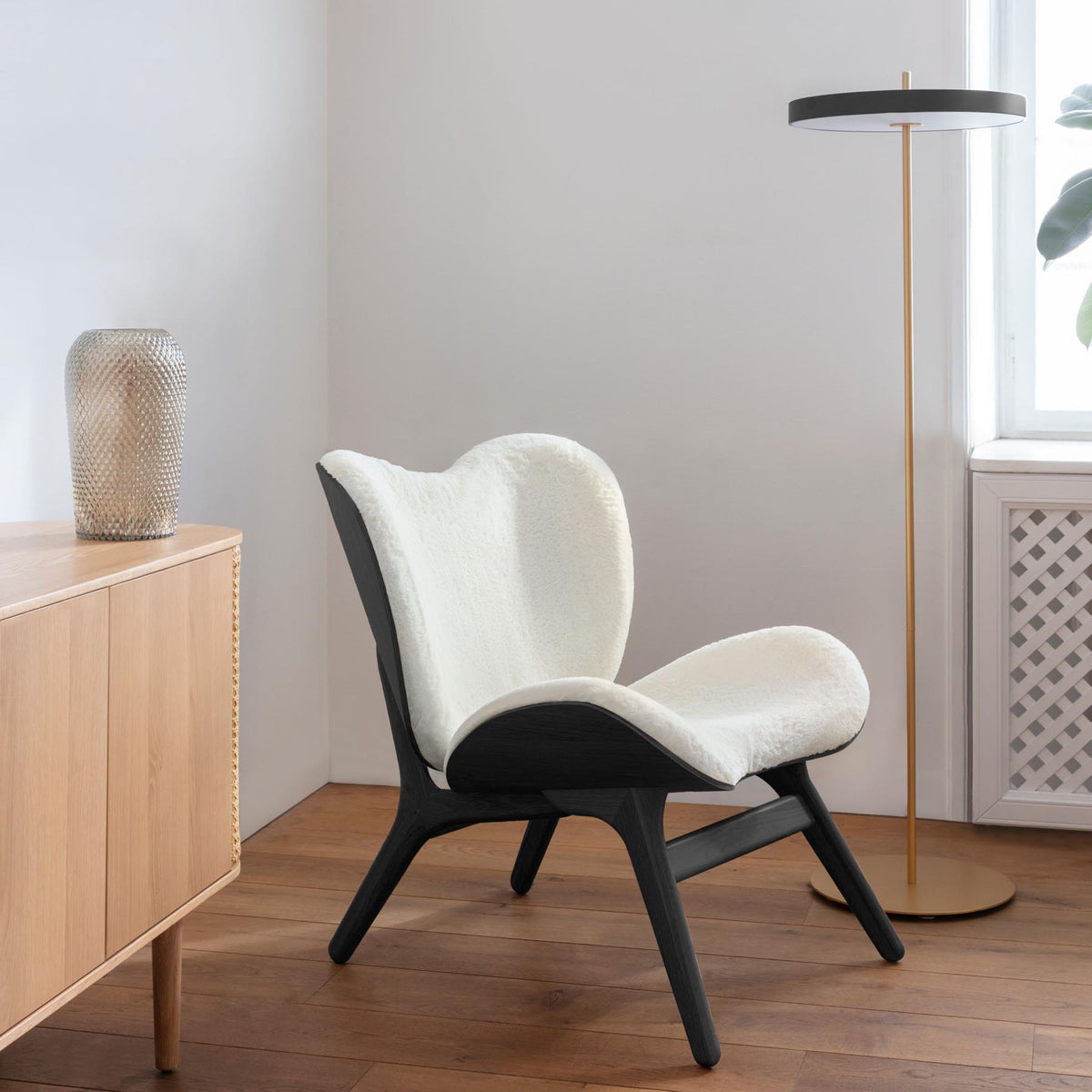 A Conversation Piece Low Sessel in Teddy White präsentiert im Onlineshop von KAQTU Design AG. Sessel ist von Umage