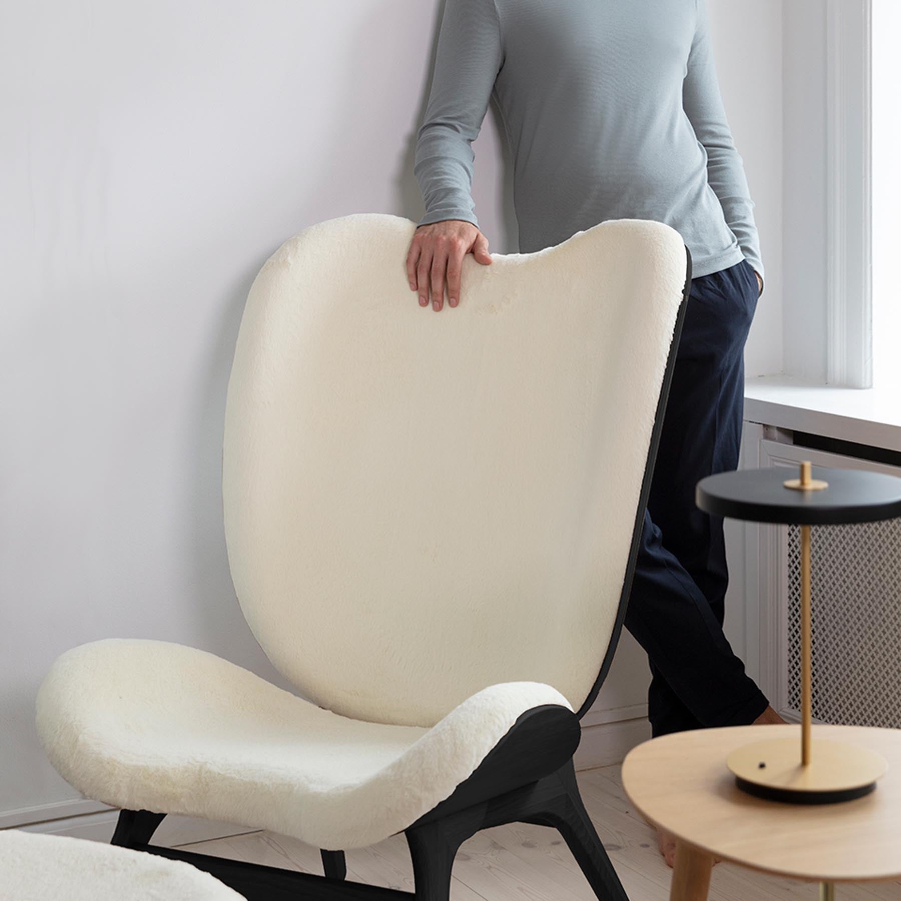 Eleganter A Conversation Piece Tall Sessel in Teddy White, ideal für stilvolle Wohnräume und entspannte Momente. Ein Blickfang für jedes Zuhause.
