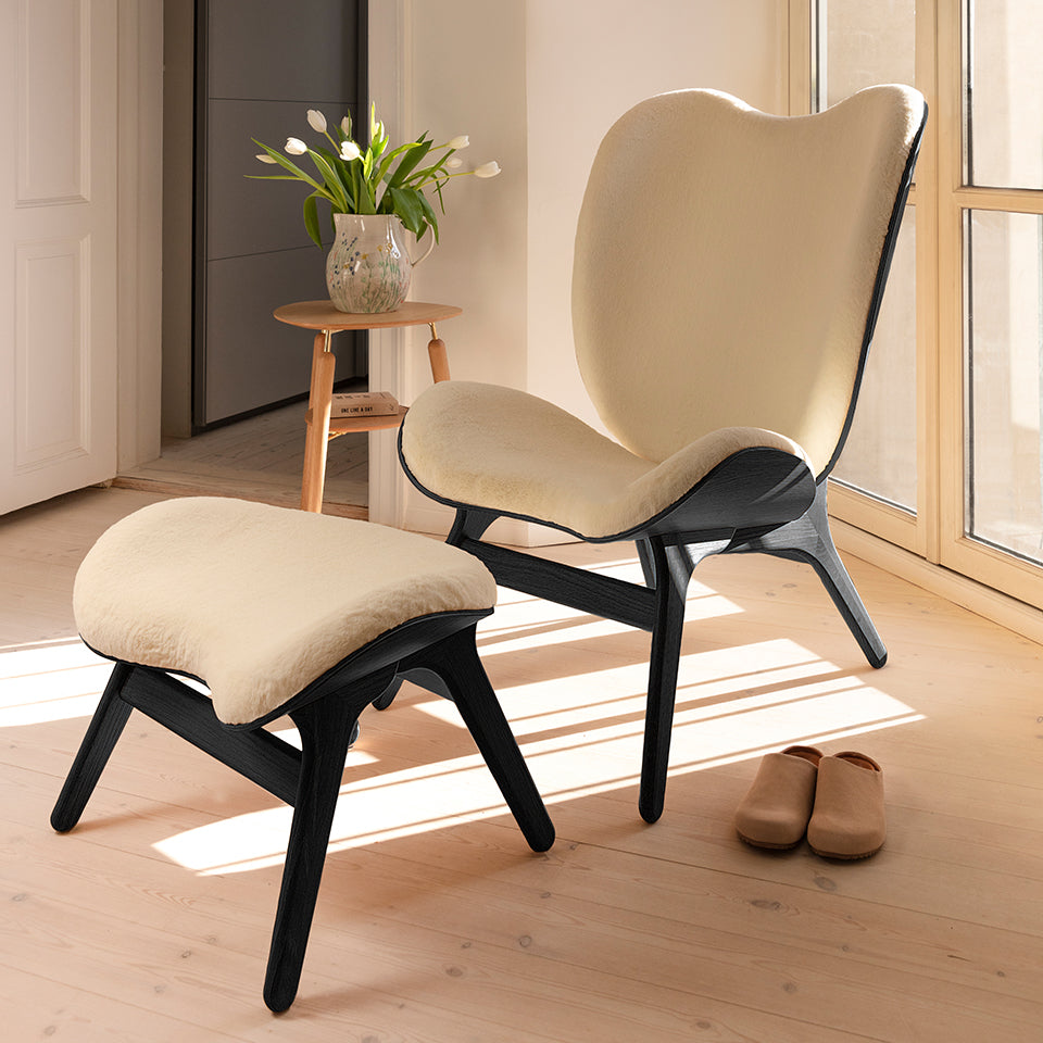 Stilvoller Ottoman in Teddy White von Umage, ideal für gemütliche Gespräche und als Blickfang in jedem Raum.