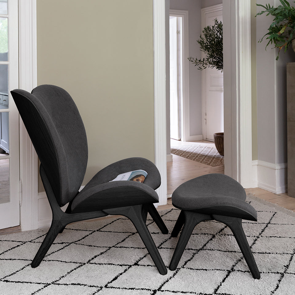 Eleganter A Conversation Piece Ottoman in der Farbe Shadow, ideal für moderne Interiors und als stilvolles Highlight in jedem Raum.