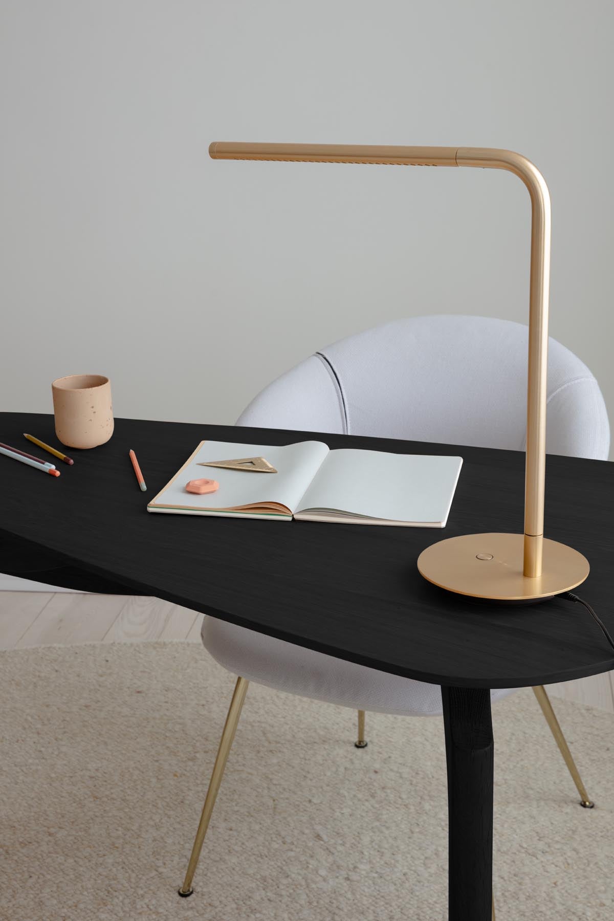 Moderner Duende Schreibtisch in Black Oak, perfekt für stilvolle Büros und kreative Arbeitsumgebungen von Umage.